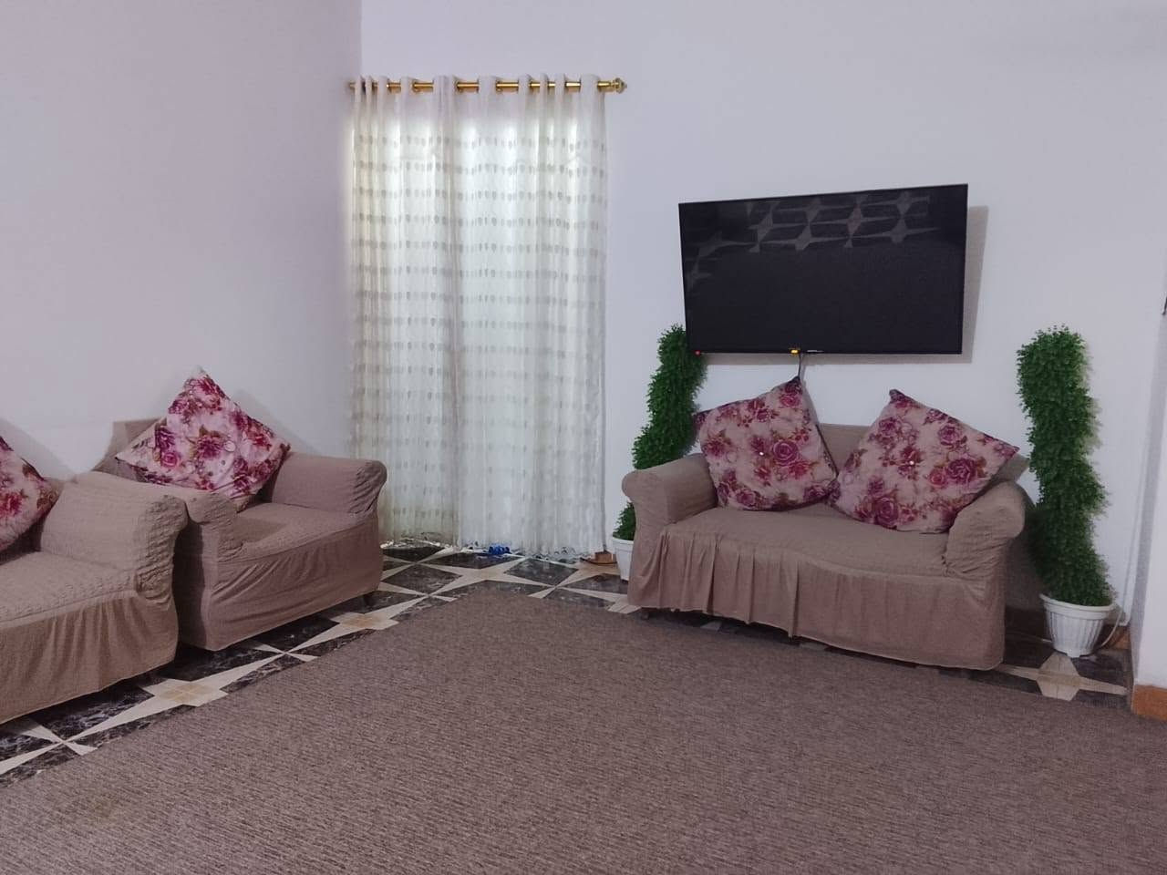 ​📣 عرض ملكي: بيت فخم للبيع في الفلوجة - حي اليرموك ✨
لكل من يبحث عن الفخامة، المساحة الراهية، والموقع الاستراتيجي؛ بيت راقٍ جداً وبناء حديث مواكب لأحدث التصاميم المعمارية جاهز للسكن الفوري.
​📍 الموقع المتميز:
​المدينة: الفلوجة - حي اليرموك (بالقرب من شارع 60).
​عرض الشارع: 8 متر (شارع واسع ومريح ومخدم بالكامل).
​📐 المساحة والتصميم الهندسي:
​المساحة الإجمالية: 300 متر مربع.
​التصميم الداخلي: نظام دبل فاليوم (Double Volume) الذي يمنح الصالة الرئيسية فخامة ملكية، بارتفاع شاهق وإضاءة طبيعية ساحرة.
​🚪 التفاصيل الداخلية والخارجية:
​غرف النوم: 4 غرف نوم واسعة وموزعة بذكاء.
​المرافق الصحية: 3 حمامات متكاملة ومجهزة (2 في الطابق الأرضي + 1 في الطابق العلوي).
​المحيط الخارجي: حديقة خارجية مرتبة بعناية ومساحة جلوس مميزة.
​💰 السعر:
​250 مليون دينار عراقي (سعر مميز جداً مقارنة بالموقع والمواصفات الفخمة).
​📞 للمعاينة والاستفسار، يرجى الاتصال على الرقم:
*********** أو المراسلة مباشرة عبر الخاص.
​البيت كما موضح بالصور، تحفة معمارية تستحق المشاهدة على أرض الواقع! 🏡✨
