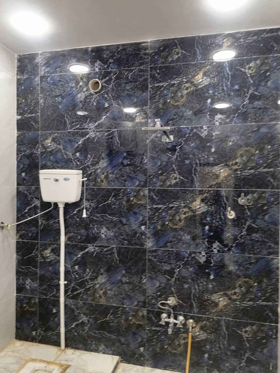 شقه يجار في حي سومر شارع العام السعر 400 الف مع ماي وكهربائ حديثه مكتب 🏢 التساهل… العقار ***********
