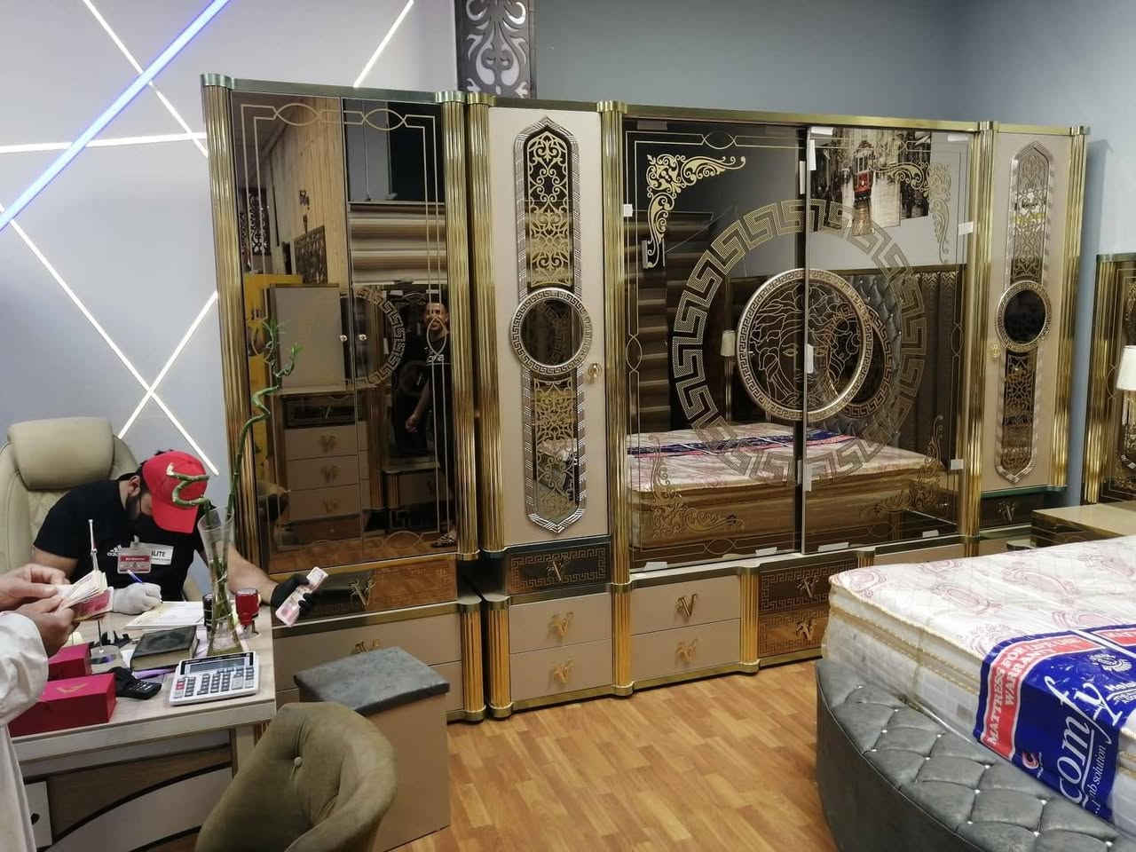 غرفة نوم مستخدمة نضيف 11قطعه للبيع لل تواصل والاستفسارة
الاتصال على الرقم ***********
