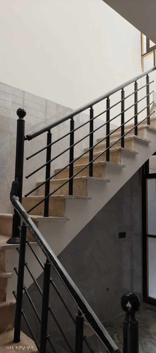 للبيع مساحة ٤٨ ونص✅
📍الموقع حي القاهرة الشماسية قرب الخط السريع 
🏠يحتوي الطابق الأرضي على طرمة صالة ومطبخ وخدمات 
والطابق الثاني يحتوي على غرفتين نوم وخدمات
والطابق الثالث بيتونة +سطحين 
📍عنوان المكتب حي القاهرة بظهر تانكي المي
الاستفسار 
***********
