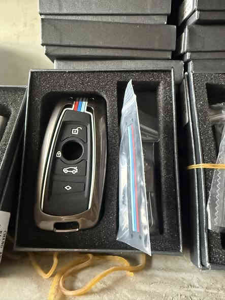 �
🚘 متوفر الآن - كفر سويج + بصمة BMW 🏁

✨ تصميم فاخر ومميز
💎 خامة عالية الجودة
🎯 يعطي شكل أنيق للمفتاح ويحافظ عليه من الخدوش

🔹 متوفر باللونين: الأسود × الذهبي – الأبيض × الذهبي
📍 الكمية محدودة

📩 للطلب أو الاستفسار الرجاء التواصل على الوات ساب ***********
