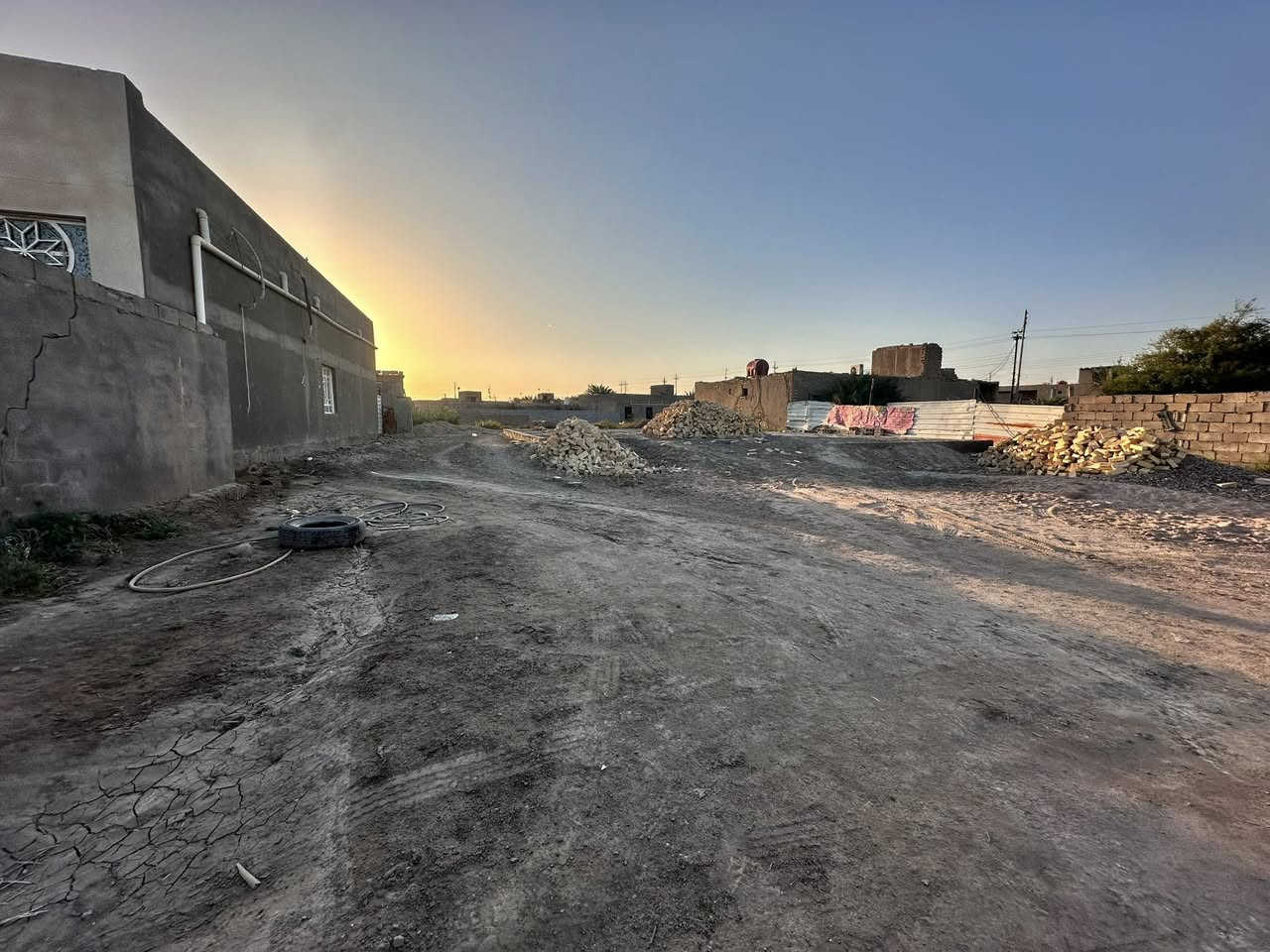 للبيع قطعة ارض  زراعي مساحتة ( 722 متر) طول 38م وعرض 19 م تحتوي القطعة على ارض محدولة و بتلو كامل   ودبلين طابوق وطن سمنت وماء 
الموقع منتصف الثغر قرب دائرة مجاري الثغر بالشارع الفرعي من الشارع العريض مثل ما موضح بالخرائط
للاستفسار الاتصال *********** او وتساب
