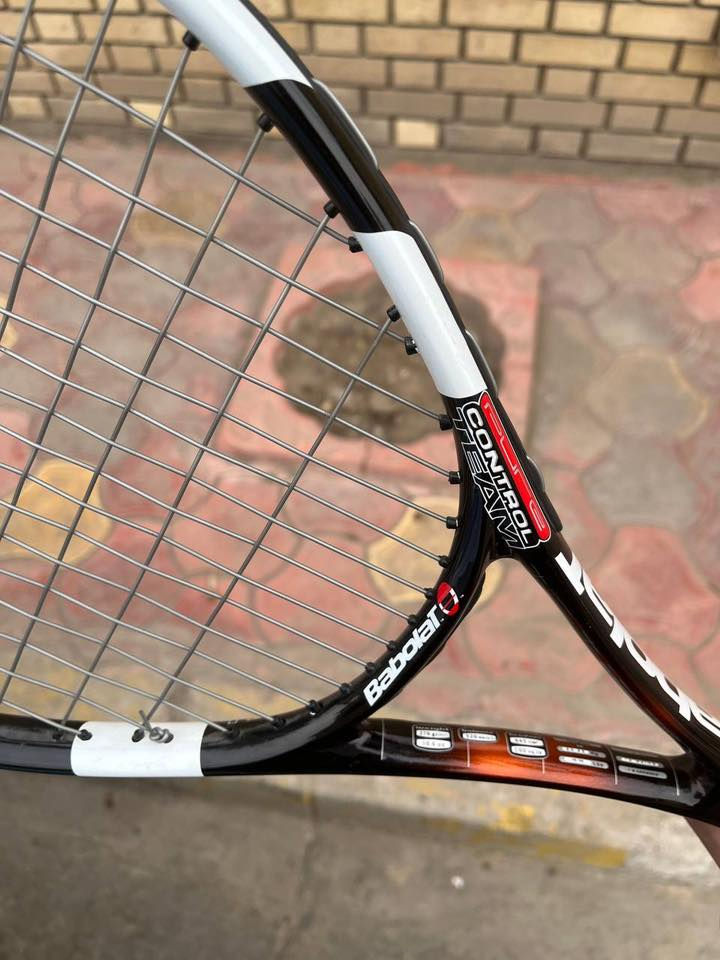 ركت تنس السعر 75 الف وبي مجال بسيط
رقمي *********** 
مكاني بلمنصور

* البراند: Babolat
* الوزن: حوالي 270 غرام (خفيف نسبيًا، مناسب للمبتدئين والمتوسطين)
* التوازن (Balance): 320 mm تقريبًا
* حجم الرأس (Headsize): 645 cm² / 100 sq.in
* نمط الأوتار: يبدو 16x19 (يعطي سبن/دوران أكثر للكرة
