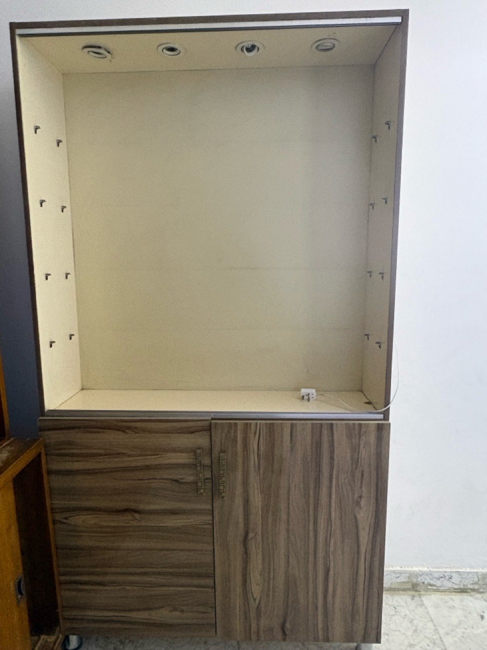أغراض محل صيانه او أغراض منزليه ميز صيانه ويرهم للدراسه وجان خانه عدد3 ورفوف اكسسوارات وعارضة كفرات وعارضة موبايلات السعر 850,000 للاسفسار اتصل على الرقم***********