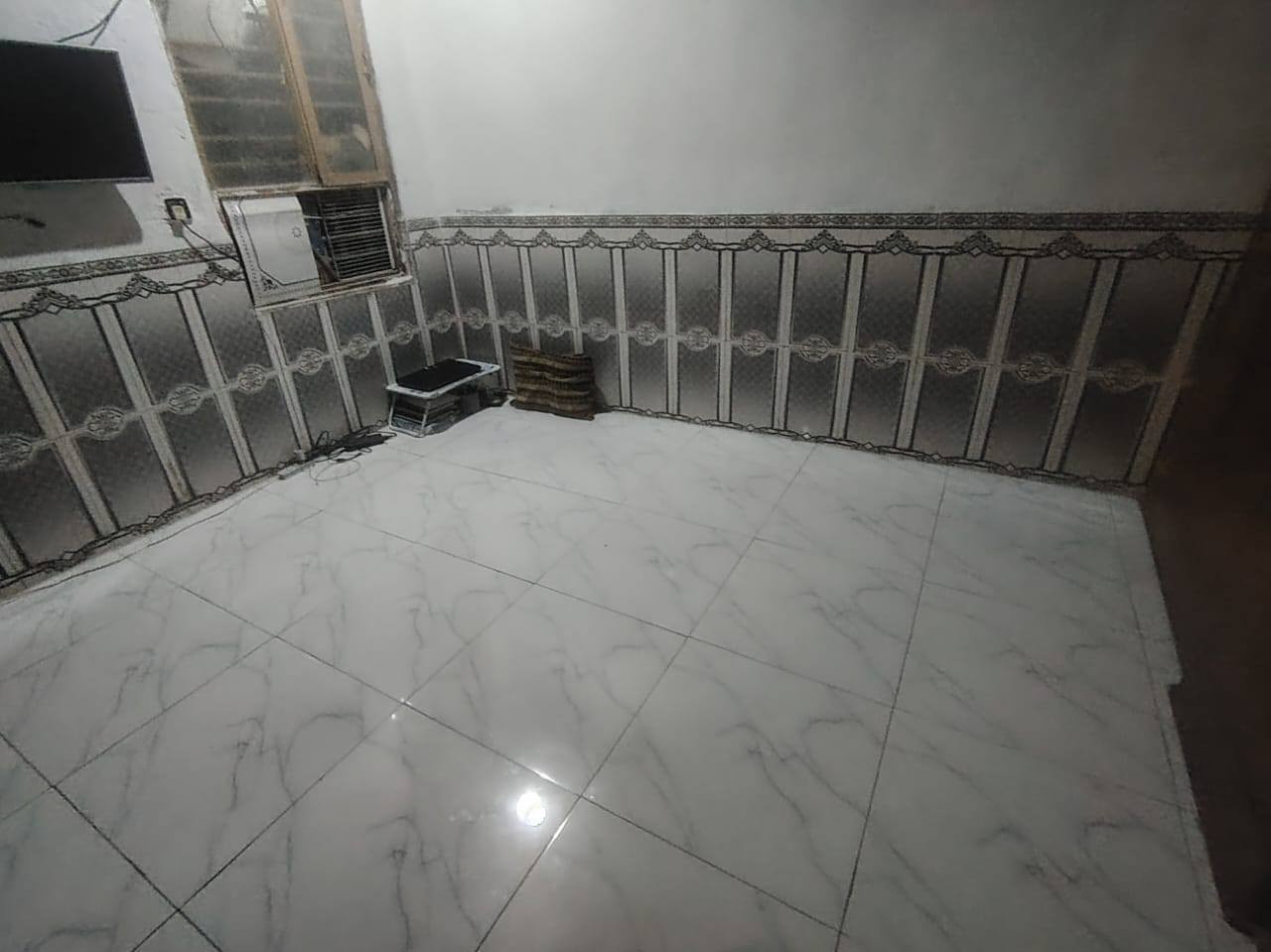 🏠 بيت للبيع - قنطرة السلام (فرع المدرسي)
فرصة للحصول على بيت جاهز للسكن في موقع متميز وهادئ (قرب المصري)، بجميع الخدمات.
✅ تفاصيل العقار:
المساحة: 100 متر مربع.
الموقع: قنطرة السلام - فرع المدرسي - قرب المصري.
التصميم الداخلي: صالة + استقبال + غرفة نوم + منور.
المرافق الصحية: حمام + تواليت (سيراميك للسقف مع سقف ثانوي).
🛠️ المواصفات والتشطيب:
الهيكل: بناء بلوك، السقف صب كونكريت.
الأرضية: بورسلين درجة أولى.
الجدران: سيراميك للمطبخ والمرافق الصحية.
السطح: مطبق "فرشي" مع سستارة كاملة للبيت.
⚡ الخدمات المتوفرة:
الكهرباء (التيل أمام الباب مباشرة).
شبكة ماء وإسالة.
منظومة مجاري متكاملة.
الشارع مبلط بالكامل.
📞 للاستفسار والتواصل:
للمزيد من المعلومات أو لتحديد موعد للمعاينة، يرجى الاتصال على الرقم:
***********
أو المراسلة عبر الخاص. تعت
