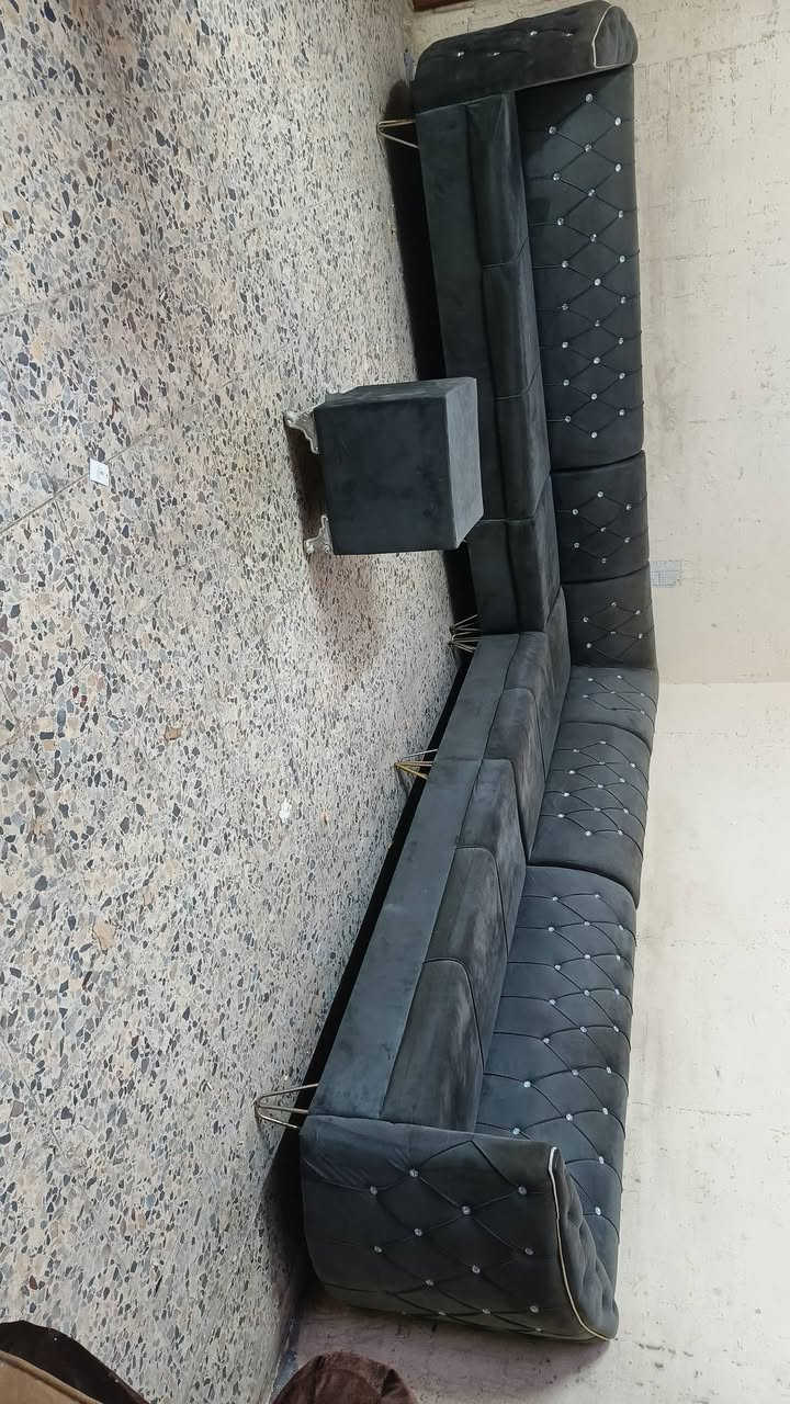 ديوان 10 مقاعد  نضيف جدا سعر 220 وبي مجال مكان بياع كو توصل بكروه رقم يوجد وتساب***********
