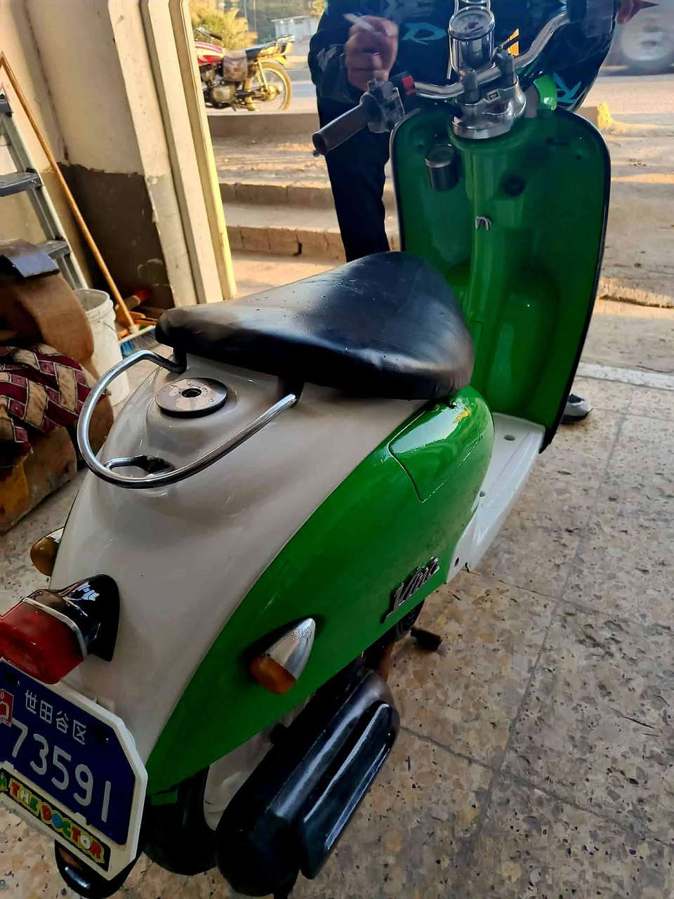 السلام عليكم دراجه كلاسك للبيع ما مفتوحه شلعه ومعدل مكينه ناشفه ومكفوله من كل صوت كير عل بلاد ما ملعوب بيها كيج بانزين وسرعه ولايتات وكهربائيات كله شغال دراجه مصبوغه لجماليه فقط السعر 440 وبيها مجال مكاني كربلاء الحسينيه الكنطره البيضه تيل 190 #***********.
