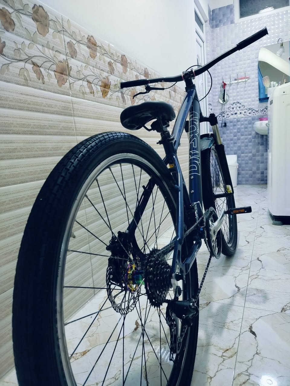 سلام عليكم دراجه للبيع استعراضي نوع khodaa Bloom الدراجه نضيفه مفوله بريك دهن شيمانو دسك اصلي ستيرن90 نوعASTRO رقبه قصيره مقعد رياضي طبي بطيخه خلفي ام الصوت سبع الوان+8نمر خلفي +3امامي تايرات جدد الدراجه يابانيه مختمه شيمانو العنوان موصل وسعر 350الف رقم الهاتف ***********
