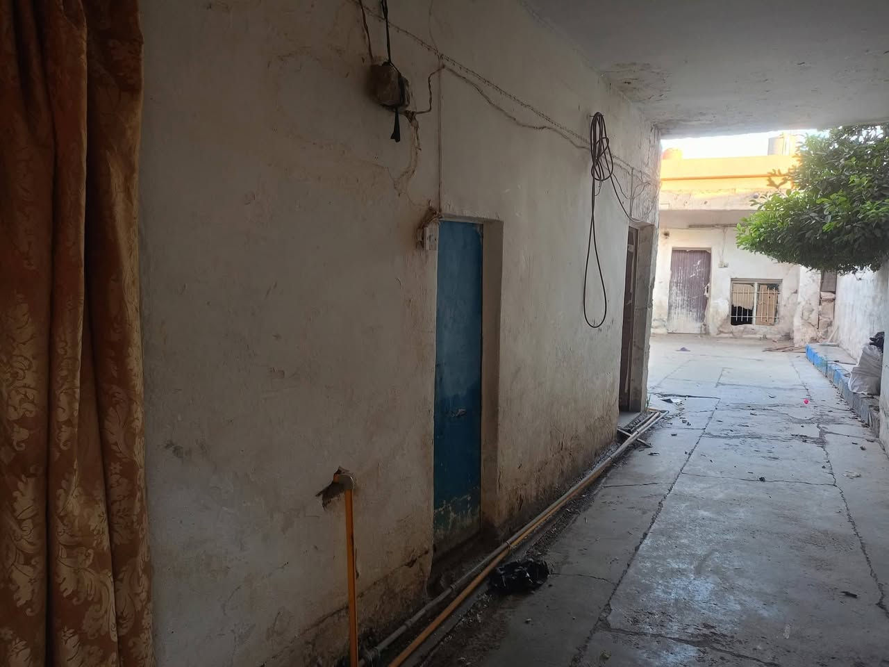 يالله بيت بل قرية القديمة مساحة 210 متر طابو شرط التحويل  للبيع
سعر 25 مليون شراي اتصل على الرقم ***********
مكون من (أربع غرف نوم ثلاث بل طابق الأول و واحدة الطابق الثاني+هول+ربعة+مطبخ+مغاسل تواليت+حمام+حديقة داخلية صغيرة) للبيع تواصل على الرقم *********** البيت مال تفليش
