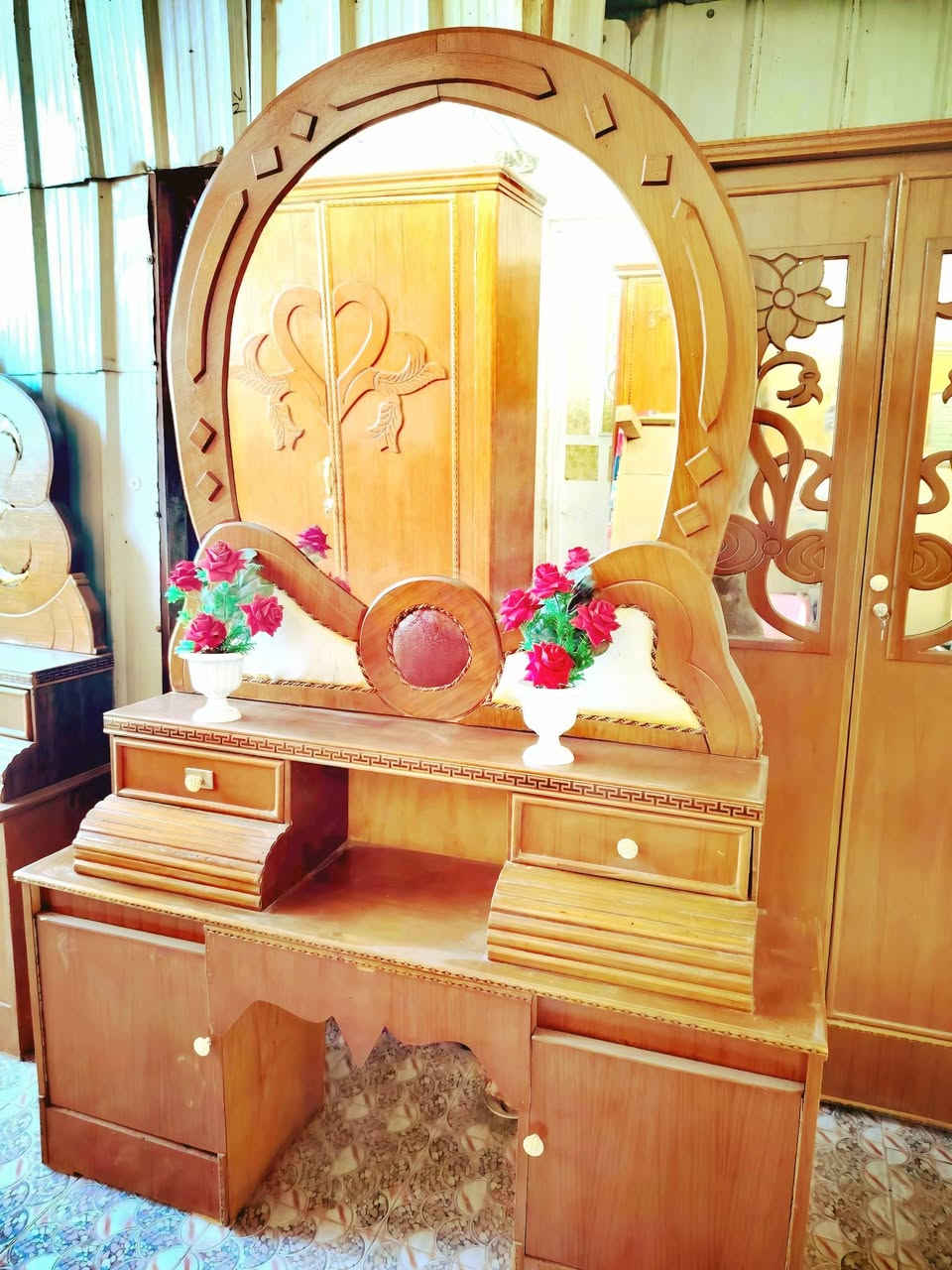 غرفة اخشاب صاج شغل وسط ام الخمسه غرفه ضخمه فول نضافة دوشمه وترتيب زاويه كنتوريه ملحق للبيع الديوانيه اتصال ***********
