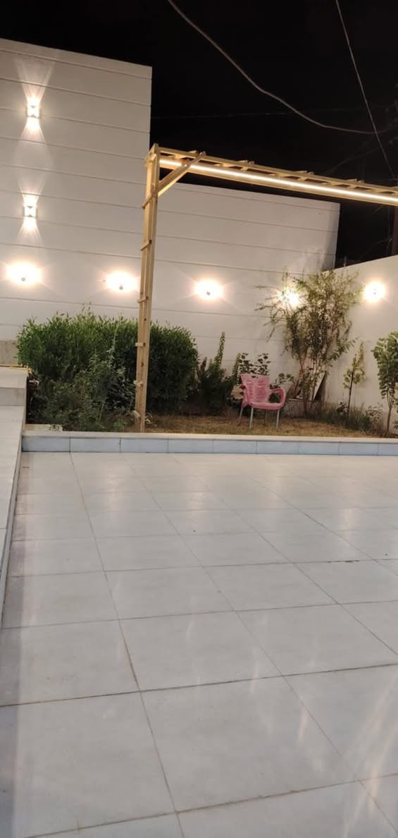 � بيت للبيع – حي المنصور / نزلة علوة السيد
🔹 المساحة الكلية: 350 م²

🔹 مساحة البناء: تقريبًا 250 م²

🔹 السند: طابو زراعي (سند 25)

🔹 الحالة: مشمول بالتطويب ومرقّم

🔹 نوع البناء: درجة أولى

🔸 تفاصيل البناء:

▫️ الطابق الأرضي:

 • استقبال ضيوف

 • استقبال نساء

 • غرفتا نوم

 • مطبخ حار

 • مطبخ بارد

 • هول

 • حمامات داخلية مع منزع

▫️ الطابق الثاني:

 • غرفة نوم

 • بيتونة

▫️ الملحقات الخارجية:

 • حمامات خارجية مع منزع

 • كراج سيارة

 • حديقة

📍 الموقع: حي المنصور – نزلة علوة السيد

📞 للاستفسار:

***********
