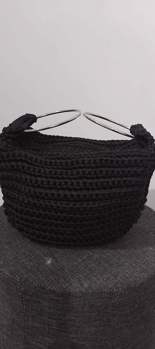 الاسود الملكي مع مسكات معدنية
شغل بدوي
تصميم عصري
حجم مثالي لكل اغراضك
و اكيد فيكي تطلبيها بأي لون بتحبيه
للطلب أو الاستفسار، تواصلوا معنا عبر الرسائل 📥
#Handmade #CrochetBag  #HandmadeWithLove #كروشيه


**إذا كنت صاحب هذا الإعلان وتريد حذفه لأي سبب، رجاءا أرسل رسالة إلى الدعم الفني**