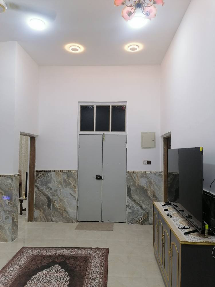 بيت بناء حديث للبيع في تنومه نهر حسن شارع الدواجن اوحي الغدير المساحه ٢٠٠ متر بناء ٢٠٢٥ بيت وشقتين البيت يحتوي على غرفتين وصاله واستقبال ومطبخ بارد و حار وصحيات داخليه وخارجيه وكراج بناء مع شقتين هيكل يحتاجن تشطيب الشقه الأولى غرفتين وصاله ومطبخ وصحيات والشقة الثانيه غرفتين وصاله ومطبخ وصحيات الشقق بابهن عل شارع والبيت بابه على شارع طابو زراعي صرف السعر ١٧٠مليون اوهذ رقمي *********** تحياتي البصرة, العراق
