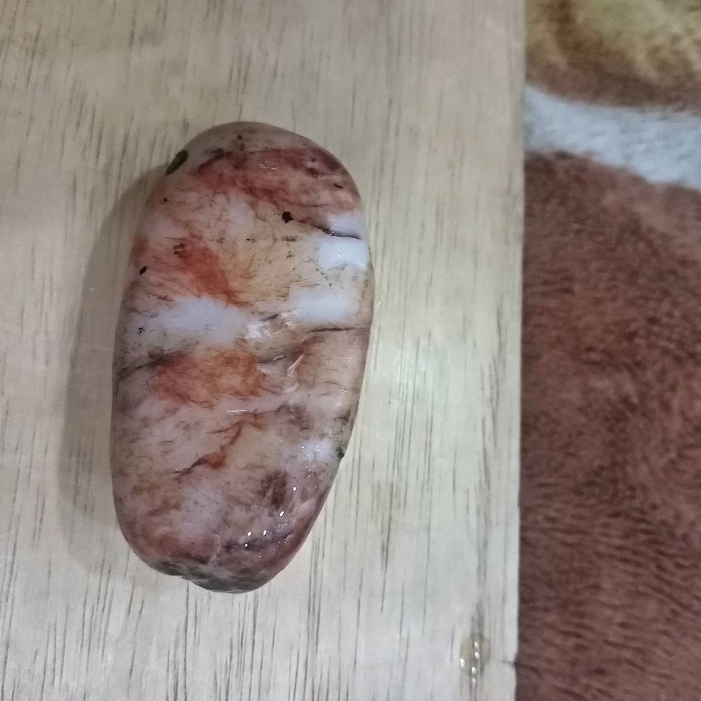 حجر كريم طبيعي مميز ذو لون بني مُتدرِّج، صالح للاستخدام في التصميمات اليدوية أو كقطعة للزينة. يتميز بشكله البيضاوي ونعومته. مناسب للاستخدام في المجوهرات أو كإضافة جميلة في الديكور المنزلي.