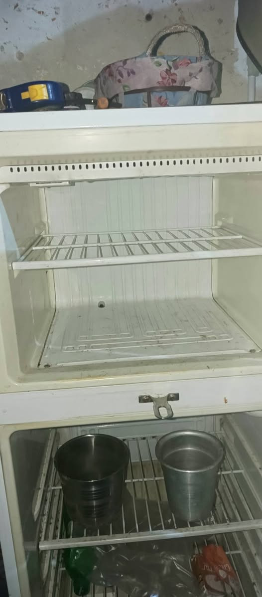 سلام عليكم ثلاجه للبيع شغاله جديده
استعمال شي قليل بيع مستعجل لغرض التفريغ
مكاني حله مركز مدينه السعر 125 
***********
