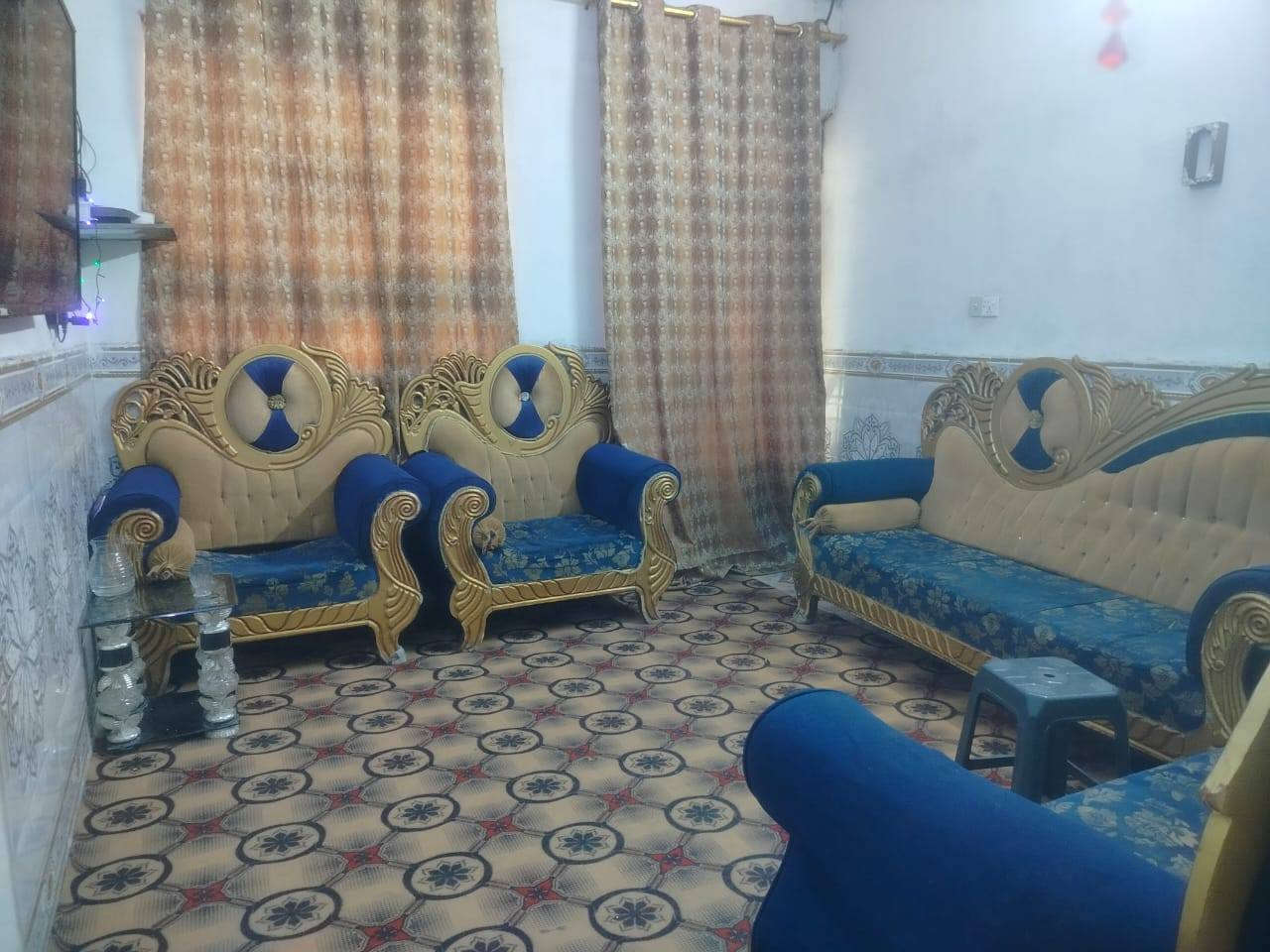 يالله يوجد بيت للبيع مساحه 600 م مع البناء غرفتين نوم 5..4
صاله 10 ..5
ستقبال 7...4
صاله ستقبال 4...4 
مطبخ 5...4
حمامات داخليه 
 شارع العام قرب محطه الراضي و معمل الطحين يبعد عن شارع العام 100 متر 
بسعر معقول حتى اذا مراوس سياره حسب الاتفاق
الاستفسار الاتصال
***********
***********
