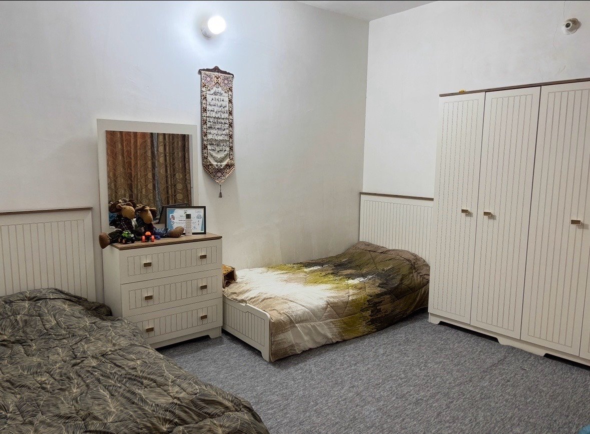 السلام عليكم 

بيت للبيع في كربلاء المقدسة 🏴
زراعي بستنة قرار 25 طابق ونص 

‎يتكون من : استقبال مع غرفتين نوم غرفة في الطابق الاول وغرفة في الطابق الثاني وصالة ومطبخ وصحيات ومخزن.

مساحة وواجهه البيت :  8.5*11.5 
100 متر

بناء البيت طابوك والارضية جرانيت

الموقع : كربلاء طريق الحر فرع ابو الدهن يبعد عن الشارع العام 600 متر (طريق الكوسترات الى الامام) ويبعد عن مرقد الحر كيلو ونص

السعر : 75 وبيه مجال بسيط


للاستفسار الاتصال على :  
***********
او ارسال رسالة واتساب على : ***********