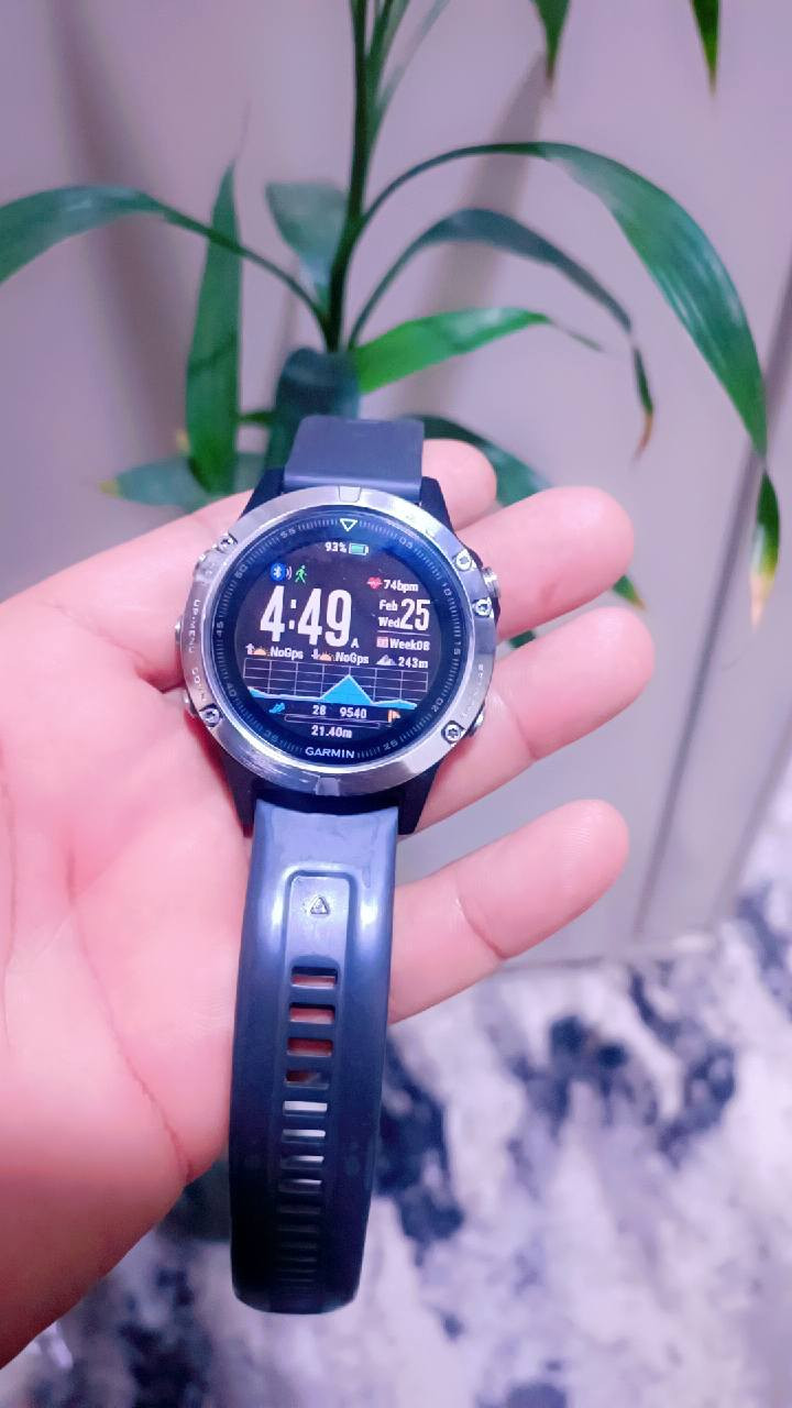 #الفضل الله وصول وجبه من ساعات كارمن
ساعة Garmin fēnix 5 ساعة رياضية ذكية متطورة مصممة للعسكرين والمدني وللرياضيين والمغامرين، وتتميز بهيكل قوي وقدرات تتبع دقيقة لنظام تحديد المواقع العالمي (GPS) ومعدل ضربات القلب. 
Garmin 
المواصفات الفنية (للطراز القياسي)
وفقاً لموقع Garmin.com و Phonetradr:
الشاشة: شاشة ملونة مقاس 1.2 بوصة بدقة 240 × 240 بكسل، واضحة تحت ضوء الشمس.
البطارية: تدوم حتى 14 يوماً في وضع الساعة الذكية، وحتى 24 ساعة في وضع GPS.
المتانة: مقاومة للماء حتى عمق 100 متر (10 ATM)، مع إطار من الفولاذ المقاوم للصدأ.
المستشعرات: تشمل نظام GPS وGlonass، ومقياس ارتفاع بارومتري، وبوصلة إلكترونية، ومستشعر ضربات القلب من المعصم. 
Garmin Malaysia
Garmin Malaysia
 +4
الميزات والوظائف
تتبع الرياضات المتعددة: تدعم أنشطة مثل الجري، السباحة، ركوب الدراجات، التزلج، والجولف.
إصدار السافاير (Sapphire): يتوفر في بعض الطرازات عدسة من كريستال الياقوت المقاوم للخدش، بالإضافة إلى تقنية Wi-Fi للمزامنة التلقائية.
الإشعارات الذكية: تتيح لك استقبال تنبيهات البريد الإلكتروني، والرسائل النصية، والمكالمات الواردة عند ربطها بهاتفك. 
يدعم خرائط العراق واللغه العربي نظافته 99


**إذا كنت صاحب هذا الإعلان وتريد حذفه لأي سبب، رجاءا أرسل رسالة إلى الدعم الفني**