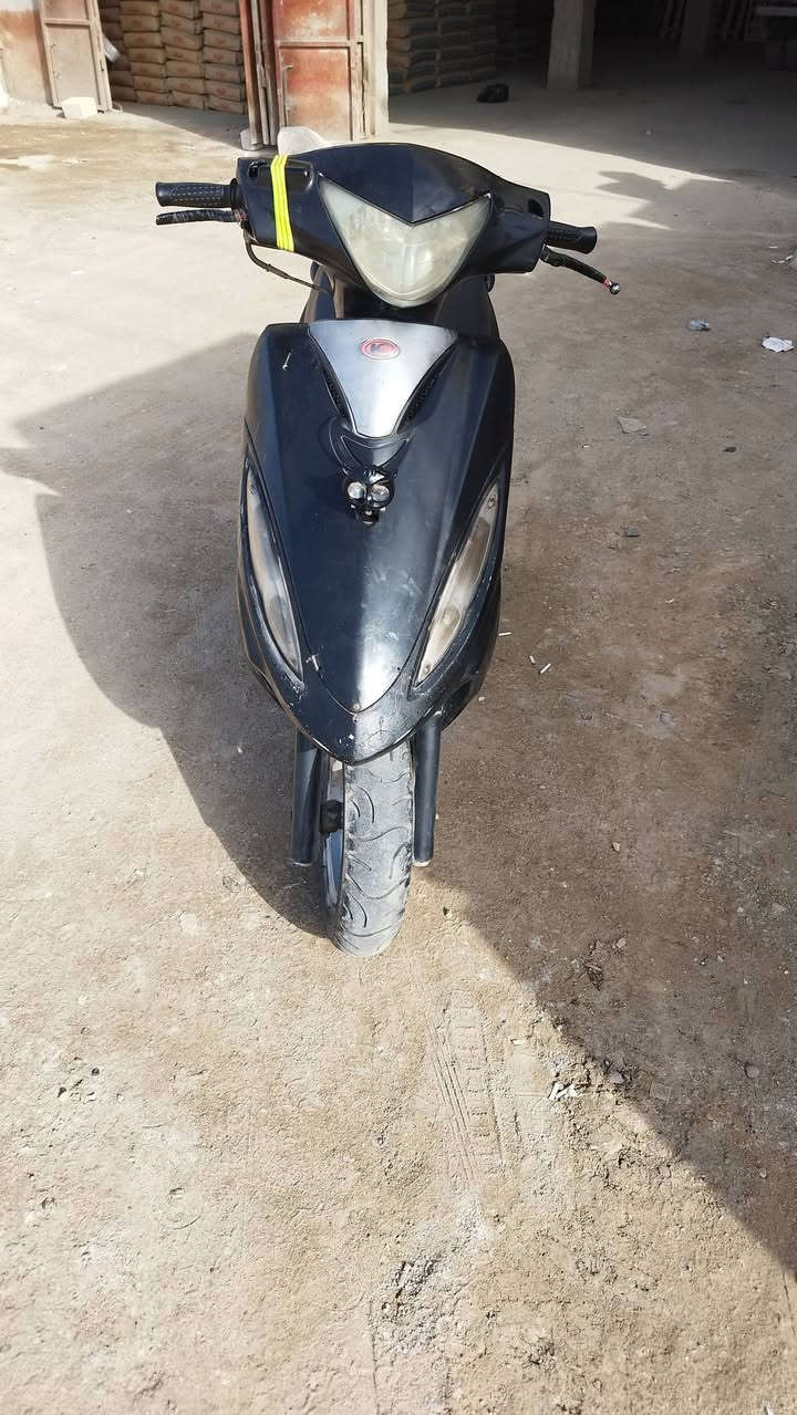 سلام عليكم شباب دراجه كاممو سكنز كامله تخم تاير كهربائية كله شغاله مكاف بلنشر 
وهاذ صاحب الدراجه ***********
