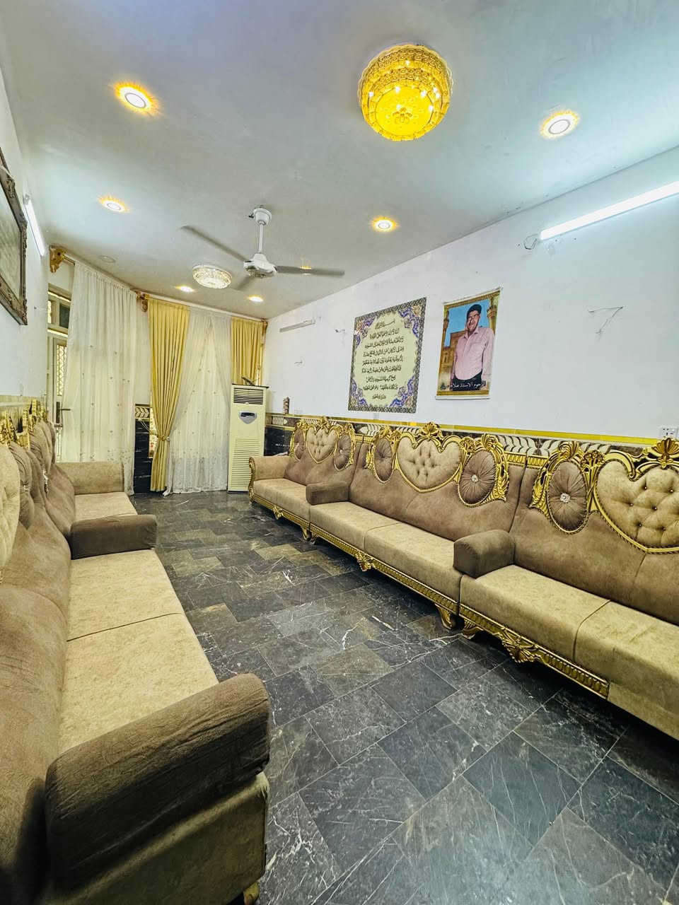 سلام عليكم...
بيت للبيع في منطقة العبيدي شارع العابد عل شارع العام 
مساحتة 150 واجهة 6 ونزال 25 يتكون من 5 غرف نوم واستقبال وصالتين ومطبخين فوك وجوة وبيتونة 
سعرة 240
للاستفسار ***********
