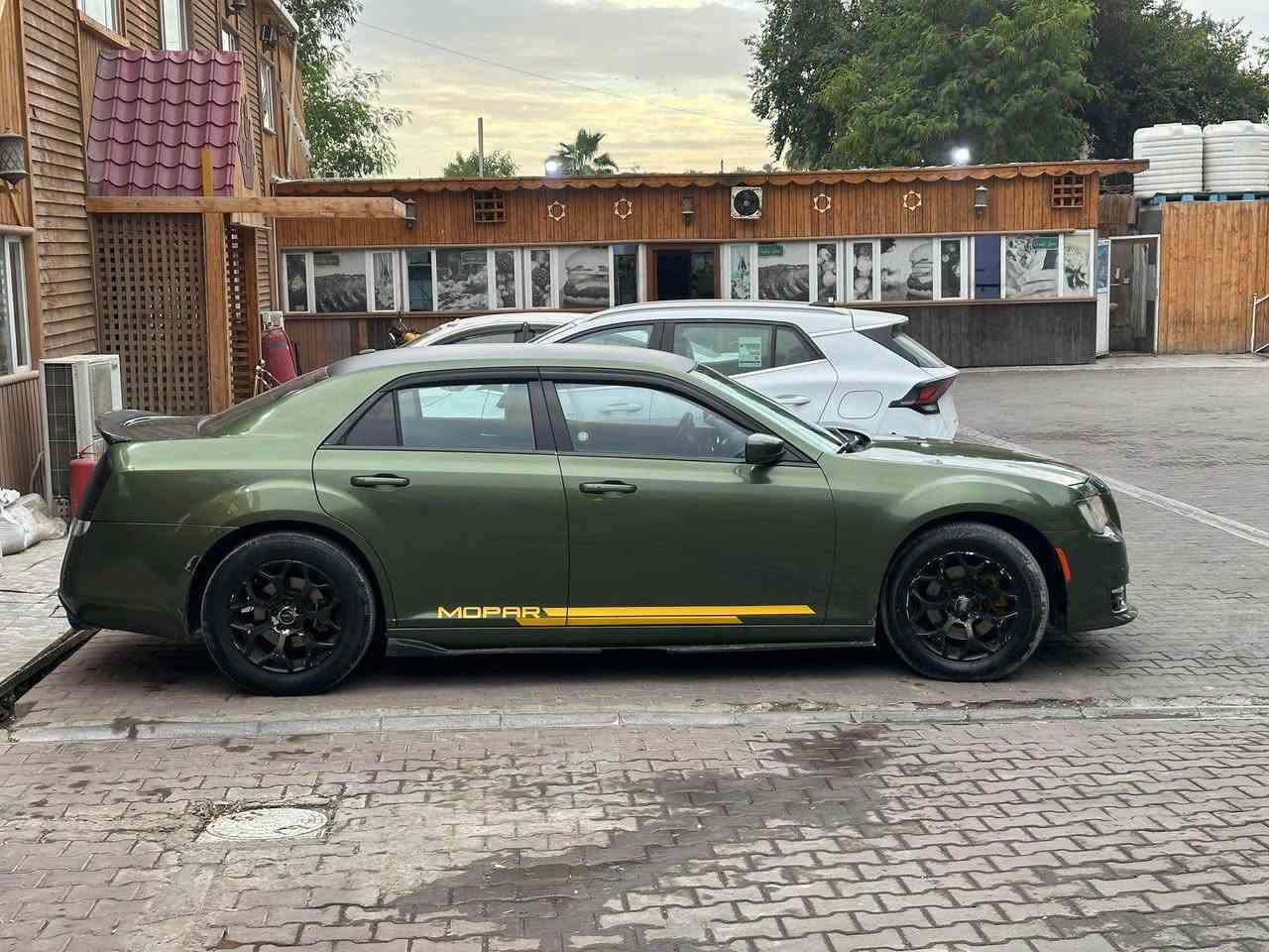 السلام عليكم 
كرايسلر C300 فور ويل موديل 2013للبيع 
وارد أمريكي حادثها چاملغ وبنيد 
السيارة مصبوغة زيتوني تغيير لون ماعدا القماره والدواخل 
محرك وگير وميكانيك وكهرباء كله مكفول
تبريدها ثلج مابي اي نقص معروف 
مقاعد كهرباء والأمامية هيتر
ماشية ١٥٤ الف
رايدها ب ١٥٥ وبيها مجال بسيط 
تحويل ثاني يوم 
مكاني بغداد 
 
***********
متواجد واتساب بغداد, العراق
