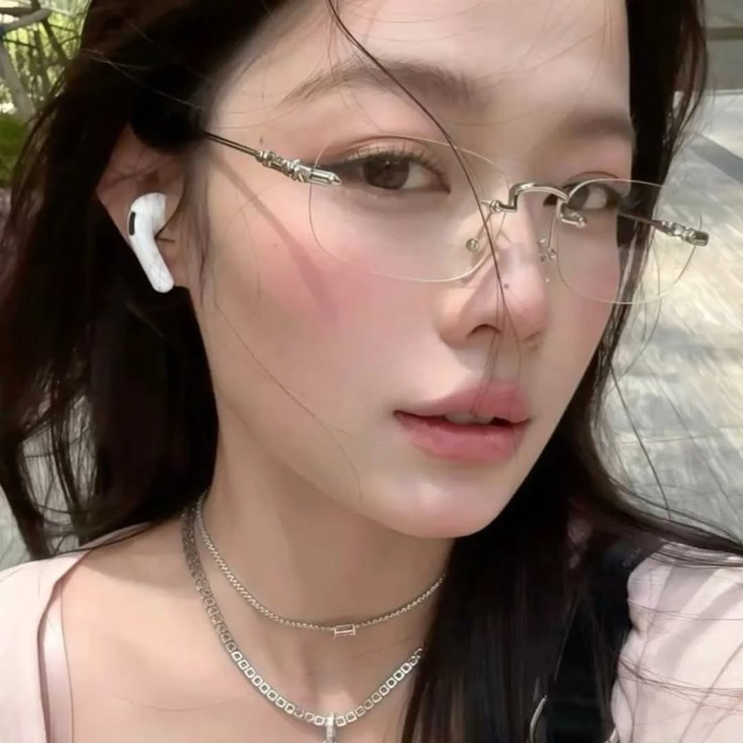 ✧･ﾟ: ✦ Rimless Glasses ✦ :･ﾟ✧

نظارات بدون إطار ✦
باللون الفضي بتصميم فاخر وأنيق
مناسبة للرجال والنساء ✨

💰 السعر: 12,000 د.ع

📦 توصيل بغداد: 4,000 🚚
📦 باقي المحافظات: 6,000 🚚

📲 للحجز عبر واتساب: ***********
أو راسلونا على الخاص ✨
