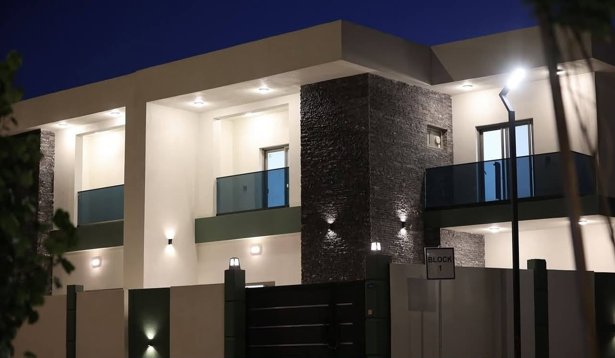🏠 بيع سريع 
📍 دار للبيع في مجمع الفاروق السكني 2- جامعة الانبار 
      علما ان الدار باقي على الاستلام شهر
✨ المساحة 200م  
   تفاصيل المنزل :-
🔸مطبخ 
🔸صالة وإستقبال 
🔸4غرف نوم واحدة  منها سويت 
🔸4 حمام 
🔸حديقة  مع كراج 
⭕️ السعر( 165000000 ) مائة وخمسة  وستون مليون قابل للتفاوض  للتفاوض...
للإستفسار أكثر إرسال رسالة على الواتساب او الاتصال على :-
***********
***********
