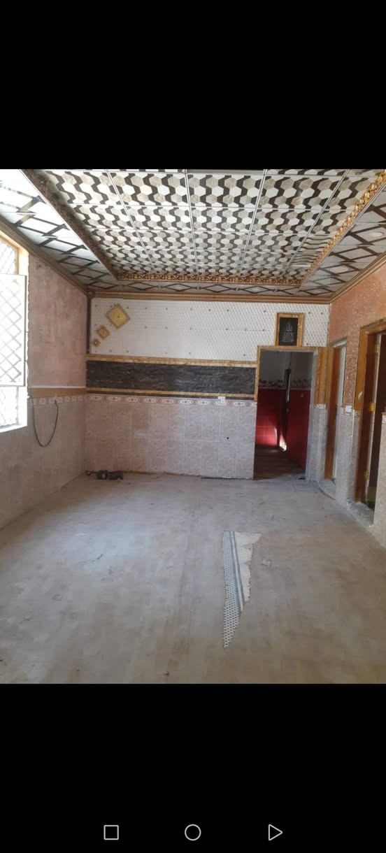 السلام عليكم بيت للبيع حي التاميم الغسل على الشارع العام مباشر البيت مدخل مساحة 290متر يتكون من طارمة كبيرة ومدخل كبيل غرفتين وصالة ومطبخ ومنور وصحيات /البيت مهمول من ورة المئجرين وعايز شغلات بسيطة
السعر ٧٥وبي مجال 
رقم مبايلي ***********
