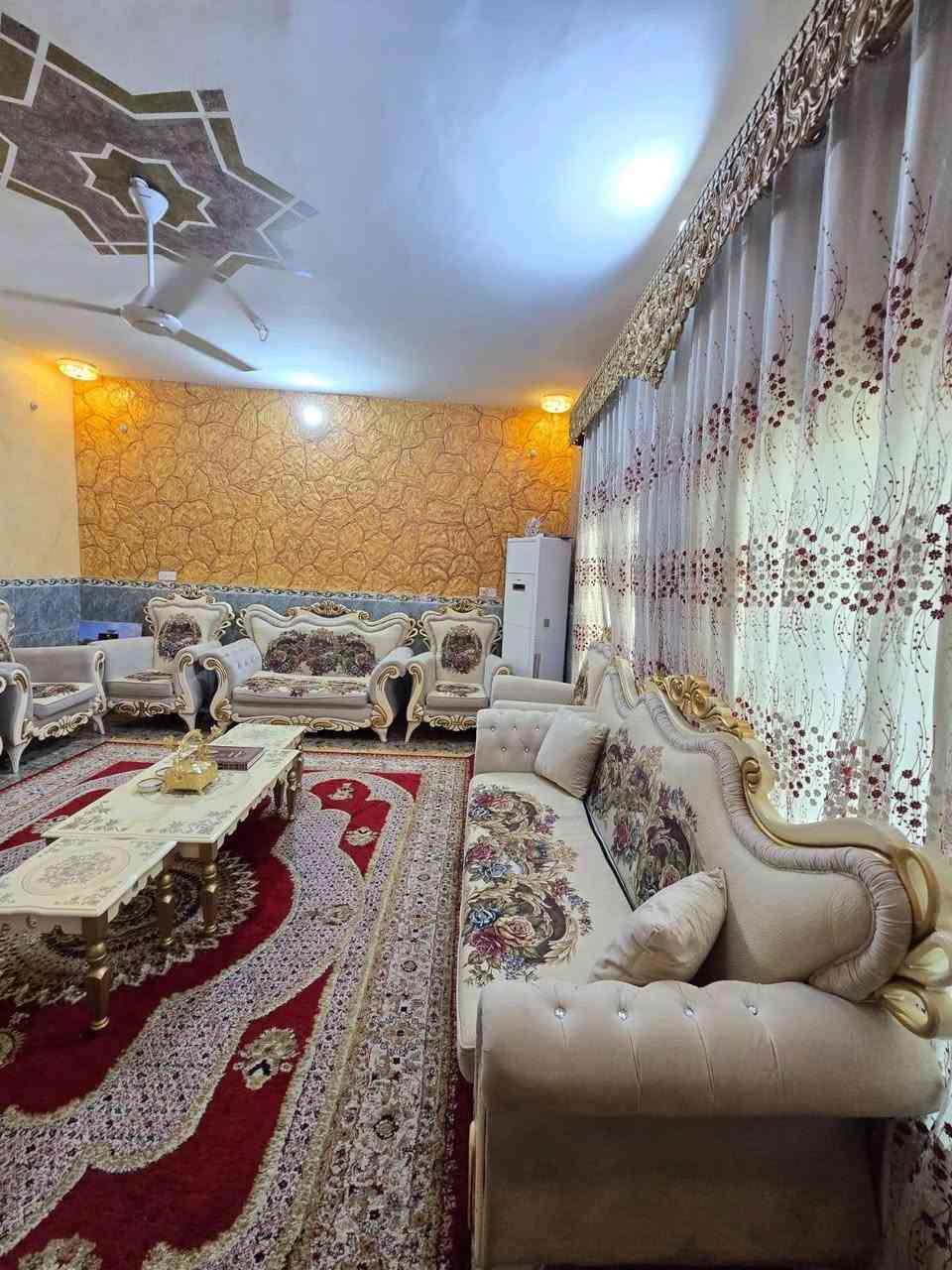 يتوفر   بيت طابقين للبيع في منطقة داموك الجمعية  مساحته 153 متر بواجهة 15 متر قريب على شارع اربعين شارع جامع الاوسس
وعرض الشارع الذي يقع فيه المشتمل 10م. 
 تتكون الدار المشيدة  2015 من طابقين  ، الطابق الاول  يحتوي على استقبال وهول ومطبخ وغرفة وصحيات. والطابق الثاني يحتوي على غرفتين نوم مع هول مع صحيات 
 
لمزيد من التفاصيل يمكنكم مراسلتنا على الخاص او الإتصال على الأرقام التالية
📞***********ا
