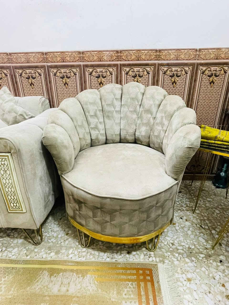 تخم للبيع تكمه نضيف جدا ٧ مقاعد اي ضرر ما بيه وياه كوشات هديه وطبله وسطيه السعر ٢٢٥ وبيه مجال المكان البلديات الرقم ***********
