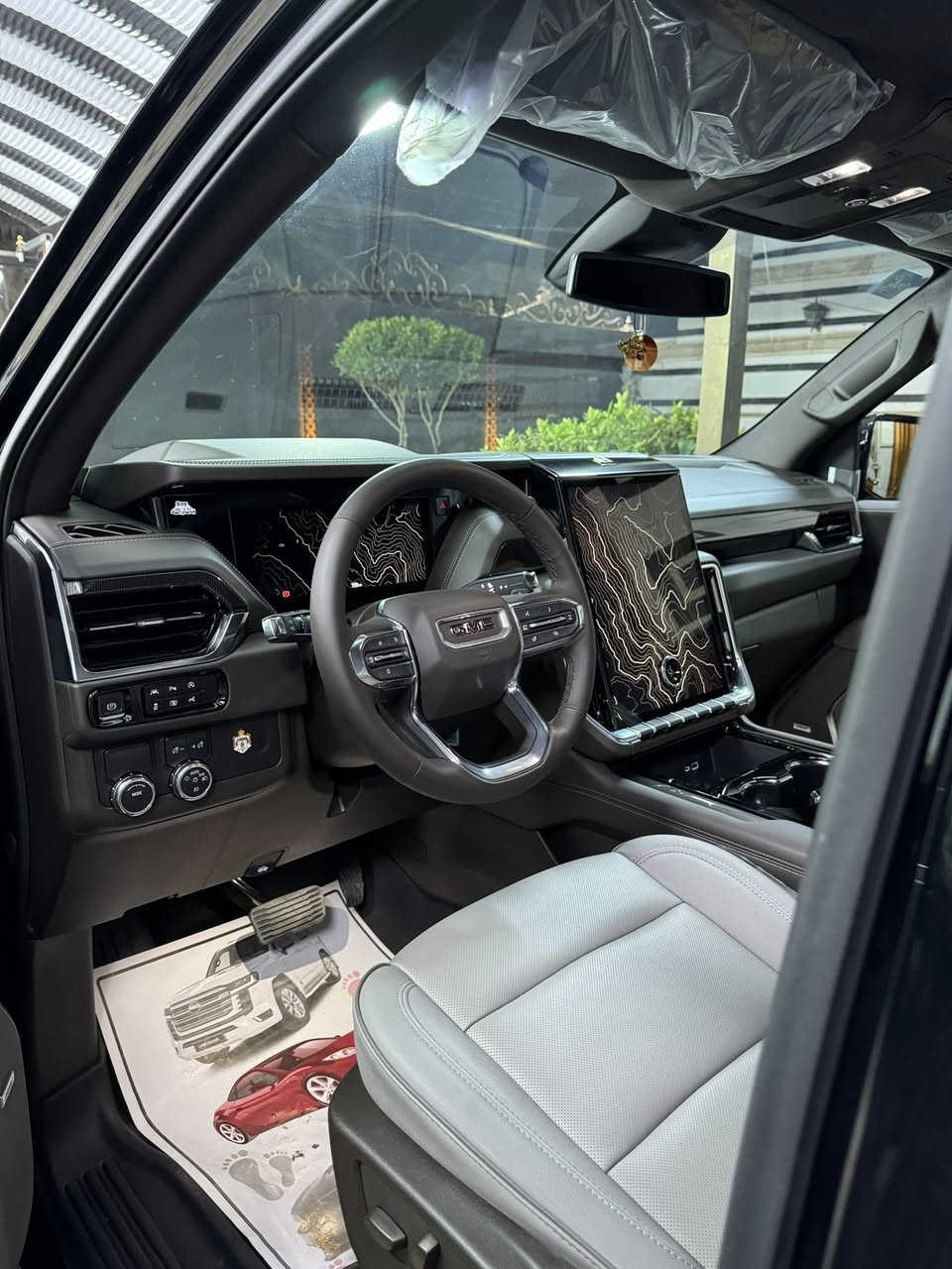 السلام عليكم جمسي يوكن الفيشن 2025
حجم المحرك 5.3 V8 
سياره مغلفه بالكامل  ￼￼
بصمة  
تشغيل عن بعد 
دخول بصمة ذكي 
باب خلفي كهربائي 
مقاعد جلد رصاصي 
شاشات خلفيه
كراسي امامية كهربائية 
ميموري خزن كرسي السائق 
دفع ثنائي RWD
اريل نفكيتر 
حساسات أمامية 
حساسات خلفية 
لايت زينون + LED 
حجم الاطار 20
اشارة في المرايا الجانبية وكهرباء 
‏ABS 
دشبول شاشة ديجيتال 
شاشة Apple Car play 
سماعات سستم صوت شركه BOSE
4 كاميرات 360  
الانارة الداخلية LED  
 مثبت السرعة Cruise 
 المودات والاوامر الصوتية  
مخرج منفذ الطاقة 
فحص نظام السيارة 
تجاوي متحركة 
مثبت مقعد الطفل ISOFIX 
3 قطع تبريد 
أوضاع القيادة Drive Mode 
أوتو هولد Auto Hold 
نظام مانع الانزلاق 
حاملات الأكواب 
ماشيه 2000 كليو فقط 
مع رقم عادي 
السعر. 640$


**إذا كنت صاحب هذا الإعلان وتريد حذفه لأي سبب، رجاءا أرسل رسالة إلى الدعم الفني**