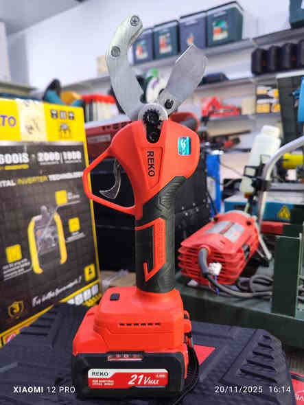 مقص بواری بلاستیک ppr حجم 50ملم ، برشلس ، دبل باتری 4 امبیر، سکین احتیاط ویاە، شاحن، ضمان سنە کاملە 
سعر 150الف
***********
