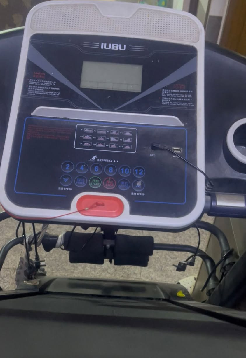 هذا الجهاز الظاهر بالصور هو سير كهربائي رياضي قابل للطي (Treadmill) من ماركة UBI ومكتوب عليه موديل قريب من A99
ومن شكله يعتبر من الفئة المنزلية المتوسطة، بيه خاصية الطي لتوفير المساحة، ويبدو بمحرك كهربائي مع مساند للبطن أو المساج الجانب
للبيع  نظيف وشغال مكاني بغداد


**إذا كنت صاحب هذا الإعلان وتريد حذفه لأي سبب، رجاءا أرسل رسالة إلى الدعم الفني**