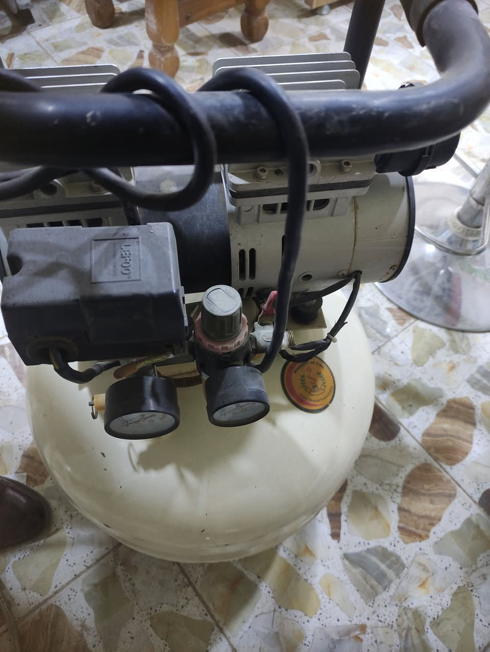 السلام عليكم 
عيادة اسنان للبيع 
تتكون من 
1- كرسي اسنان نوع زاين 
2- كمبريسر 35 لتر
3-اوتكليف كلاس b نوع وسون
4- جهاز تبيض بعدة بالكارتون
5- جهاز ابكس لوكيتر بالكارتون
6- روتري بالكارتون 
7- خلاط حشوة 
8- ادوات قلع 
بسعر جدا مناسب 
واتساب ***********
