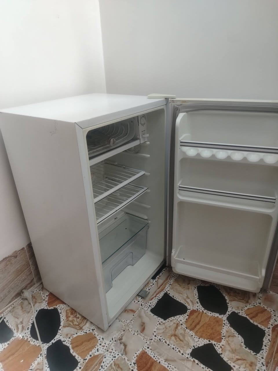 ثلاجة البيع جديدة بعدهة بلادية فحص شهر  ***********
