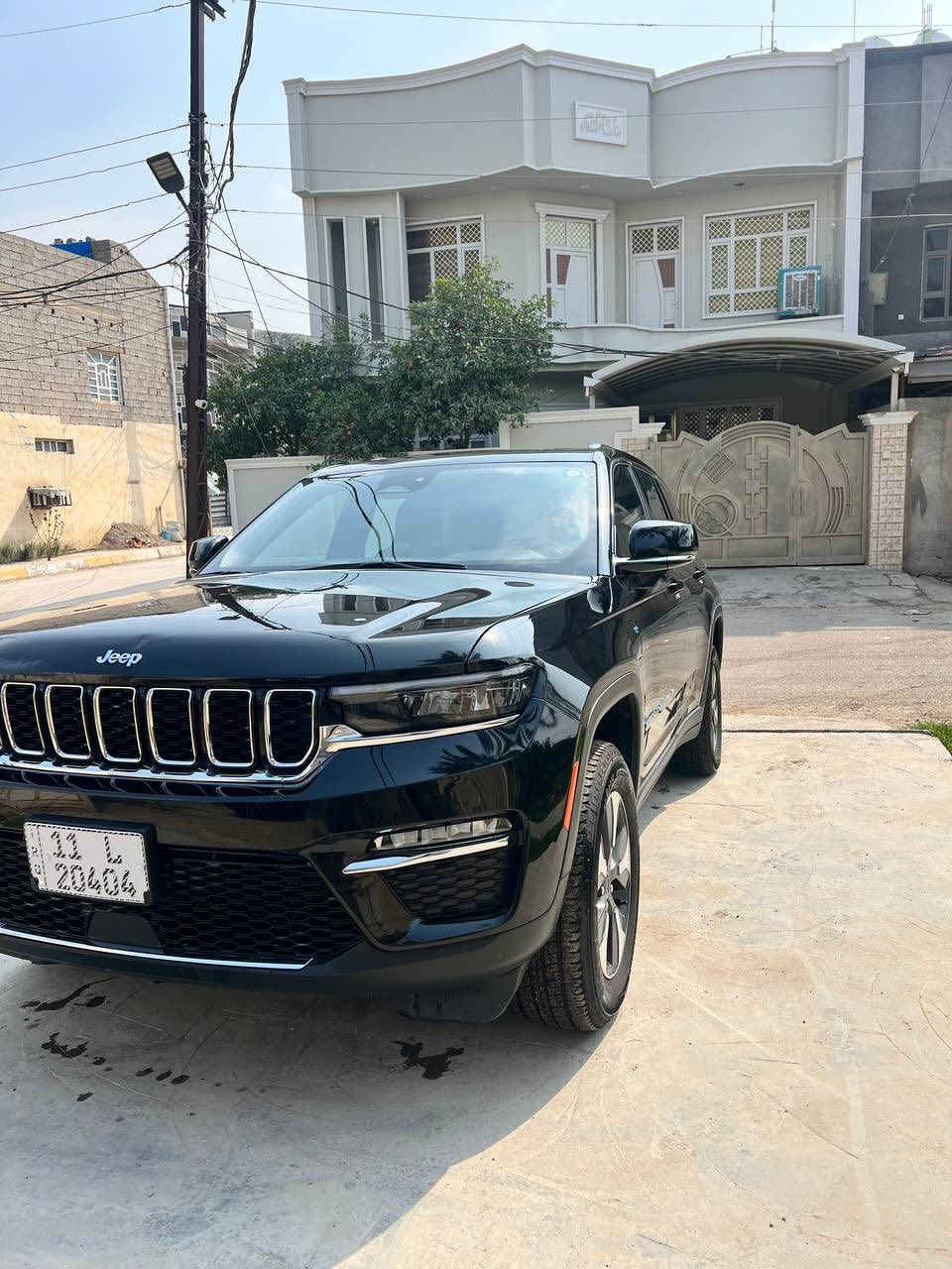 السلام عليكم ✋
جيب جراند شيروكي 4xe للبيع 🇺🇸
موديل: 2024 📅
الحادث: بسيط جدًا 🔧
المحرك: 2000 تيربو + هايبرد + كهرباء (Plug-in) ⚡
الترقيم: جديد بغداد 🏷️

المواصفات:

 • تشغيل عن بُعد 🎮
 • دمام خلفي 🚘
 • فتحة سقف بانوراما 🌤️

صور الحادث مرفقة بالمنشور 🖼️
السيارة جاهزة وخير من الله ✅

العنوان: ديالى – بعقوبة 📍
للاستفسار: *********** 📞
السعر: 295 ورقة �
