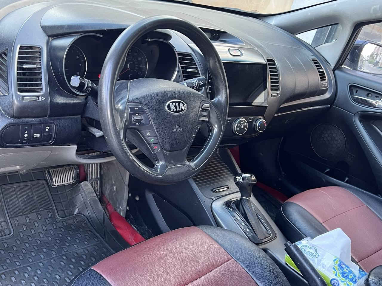 كيا فورتي 2016
شماليه تحويل تريد وكاله عادي 
سياره كير محرك تبريد تدفئه كامله وخير من الله 
حداديه صدر جديد 
تخم تاير جديد 
بيها صبغ قطع 
للاستفسار رقم صاحب السياره 
*********** 
95 ورقه وبيها مجال 
الفيس ممتواجد اتصل عل رقم 

مكلف للنشر
