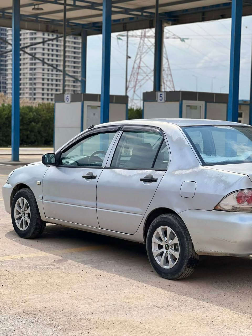 سلام و علیکم برایان 
لانسەر ٢٠٠٦ سلفەر
سەیارەکە توند و تۆرە بێ لێدرانە 
یەک دینار مەسرەفی نیە گێر تۆماتیکی مەکینە گەورەیە 
٣ پارچەی بەس کاڵ بوویتەوە بە شەرتی فەحس و دار و بەرد 
موشتەری تەلەفۆن بکە بەس رەقەم کرایتەوە 

***********
سەیارەکە لە هەولێرە زۆر خاوێن و بێ مەسرەفە أربيل, العراق
