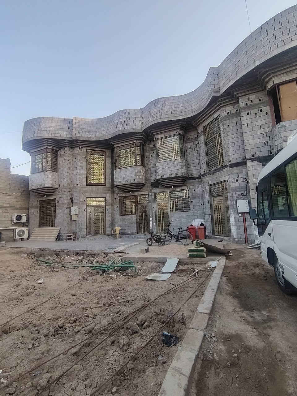للبيع بيت مساحة ٧٠٠ م
*********** 
📍الموقع /ابو الخصيب/العوجه /شارع شيخ إبراهيم يبعد ٢٠٠م عن مستشفى الصيني و١٠٠ م عن سايدين العوجه
مجاور مدرسه شيخ إبراهيم 
على الشارع العام

📍مساحة الارض ٧٠٠ م²
📍مساحة البناء كل دار ٢٠٠ متر طابقين واحد معزول عن الثاني
وباقي المساحه حديقة امام البيت

_يحتوي كل دار 

📍غرف نوم 4
📍ديوانية 1
📍صالة  2 وحدة فوك و حدة جوة 
📍حمام و تواليت3 واحد فوك و ثنين جوة 
📍مطبخ 2 واحد فوك و واحد جوة  
📍يحتوي ع كراجين  سيارات يتسع ٤ سيارات 
📍📍📍📍📍📍📍
البت في شارع عام 
📍 كهرباء و أنارة  واصلة لباب لبيت 
الشارع بي مجاري لمياه الامطار 
📍طابو زراعي 
الارض سهم بلطابو 
اصولي 100%
📍السعر  ٤٥٠ مليون قابل للتفاوض 
📍📍📍📍📍📍📍
اي ستفسار
***********

