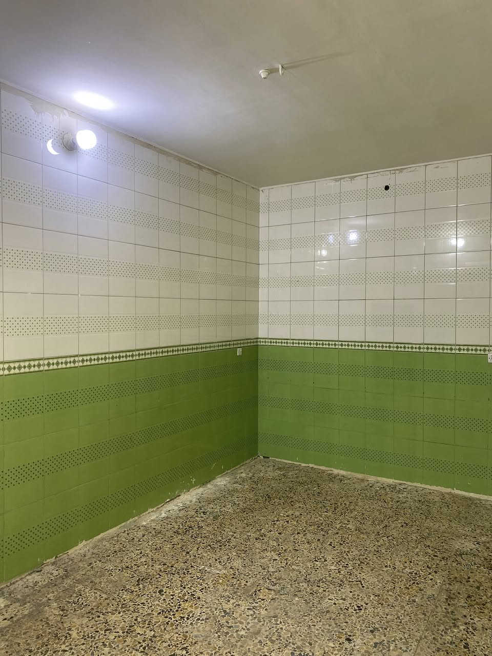 دار للايجار طابق ارضي 200 متر في الكوت الجديده اول بيت علا شارع الاقواس ***********
