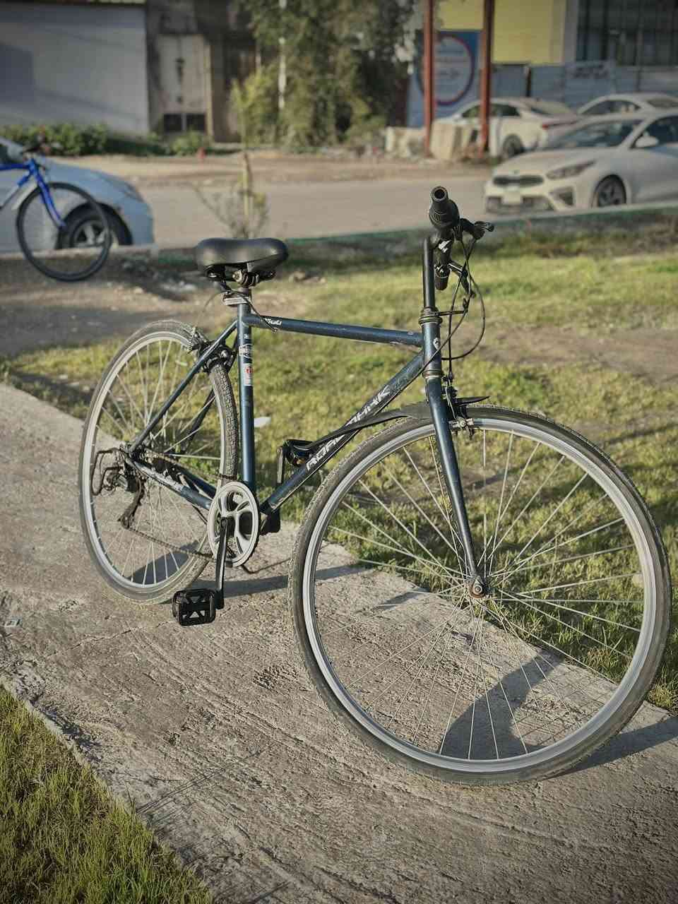 السلام عليكم ورحمة الله بايسكل c700 ياباني مال باله رايدة ب100 الف وبي مجال مكاني حي الجامعة 
الرقم *********** وبي واتساب
