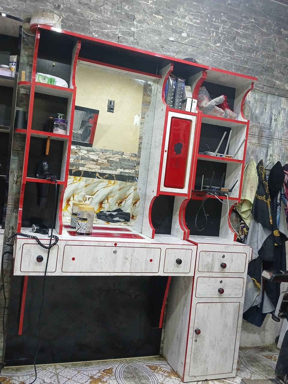 السلام عليكم ميز حلاقه مستعمل شهرين مع ميز جرارين وملحق مع كرسي حلاقه السعر ٢٥٠ وبي مجال قليل مكاني حدود بغداد واسط قريب صيطر الج اتصل ***********
