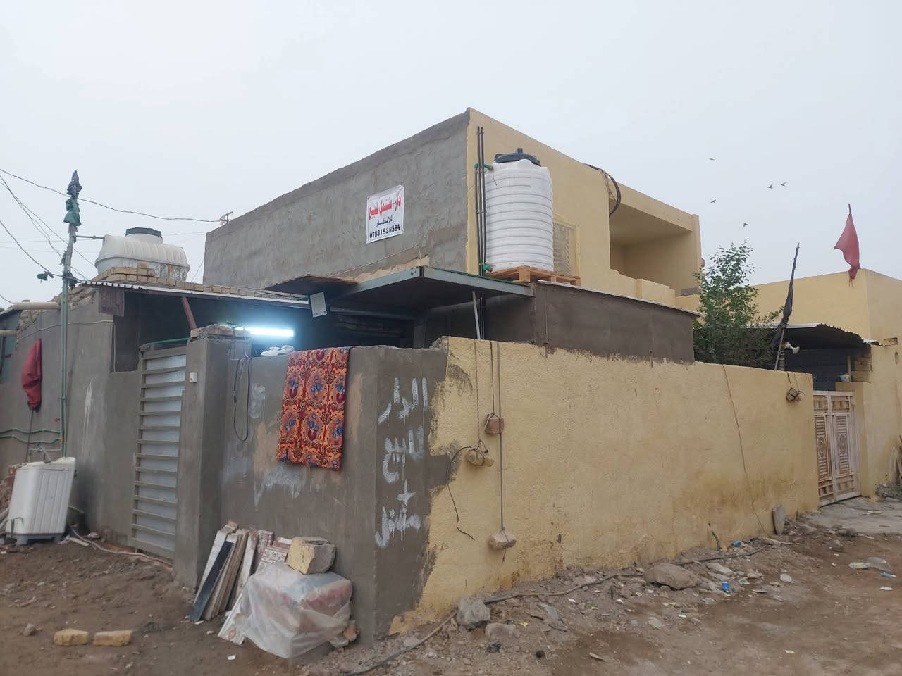 السلام عليكم دار +مشتمل البيع المساحة 280 الدار طابقين يحتوي طابق الأول غرفتين وصاله ومطبخ واستقبال صحيت دخليه وخرجيه الطابق الثاني غرفتين وصاله +المشتمل غرفتين وصاله ومطبخ وصحيات البنا بلوك السقف عكاده الموقع في الكوت حي الحكيم نزلت بني تميم السفسار كثر التصال على الراقم ***********
