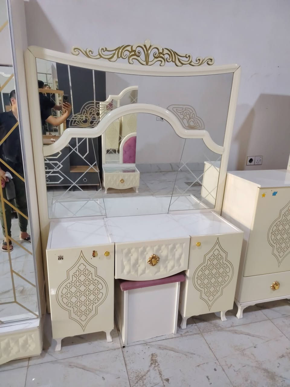 غرفه نوم ملكي البيع 9قطع
استفسار اتصل ***********
