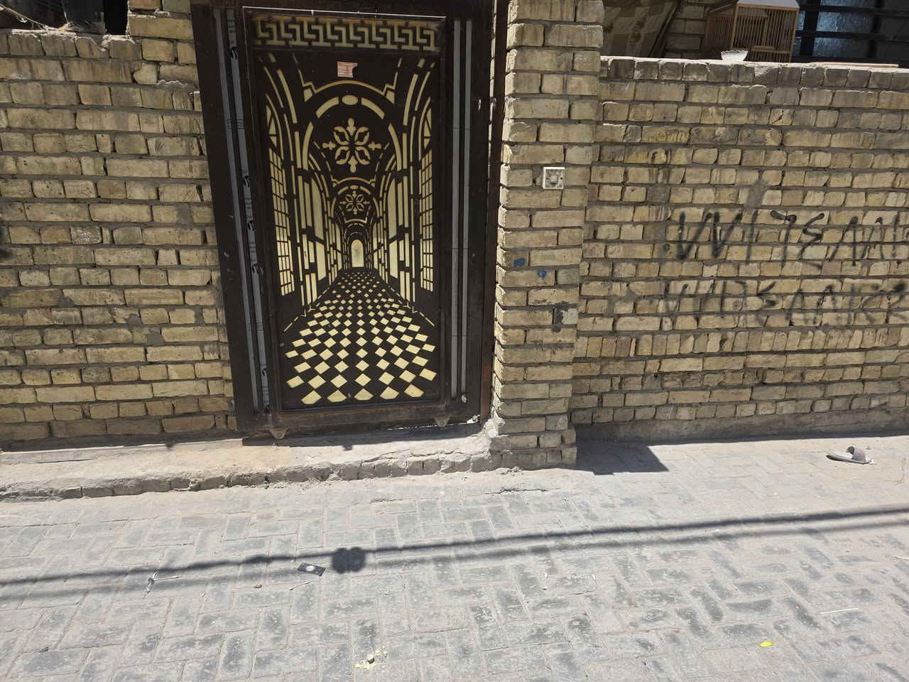 دار للبيع شهداءالبياع قرب جامع الجميلي زراعي مساحه 100متر  10×10 سند 25 قرار محكمه يحتوي ثلاثة غرف نوم +استقبال +ثلاثة حمامات +مطبخ بناه 2020 بناه طابوك صب مركزي بناه درجه اولى منطقه كامل خدمات ماء كهربائ مجاري شارع مقرنص قريب على شارع اتصال على رقم ***********
