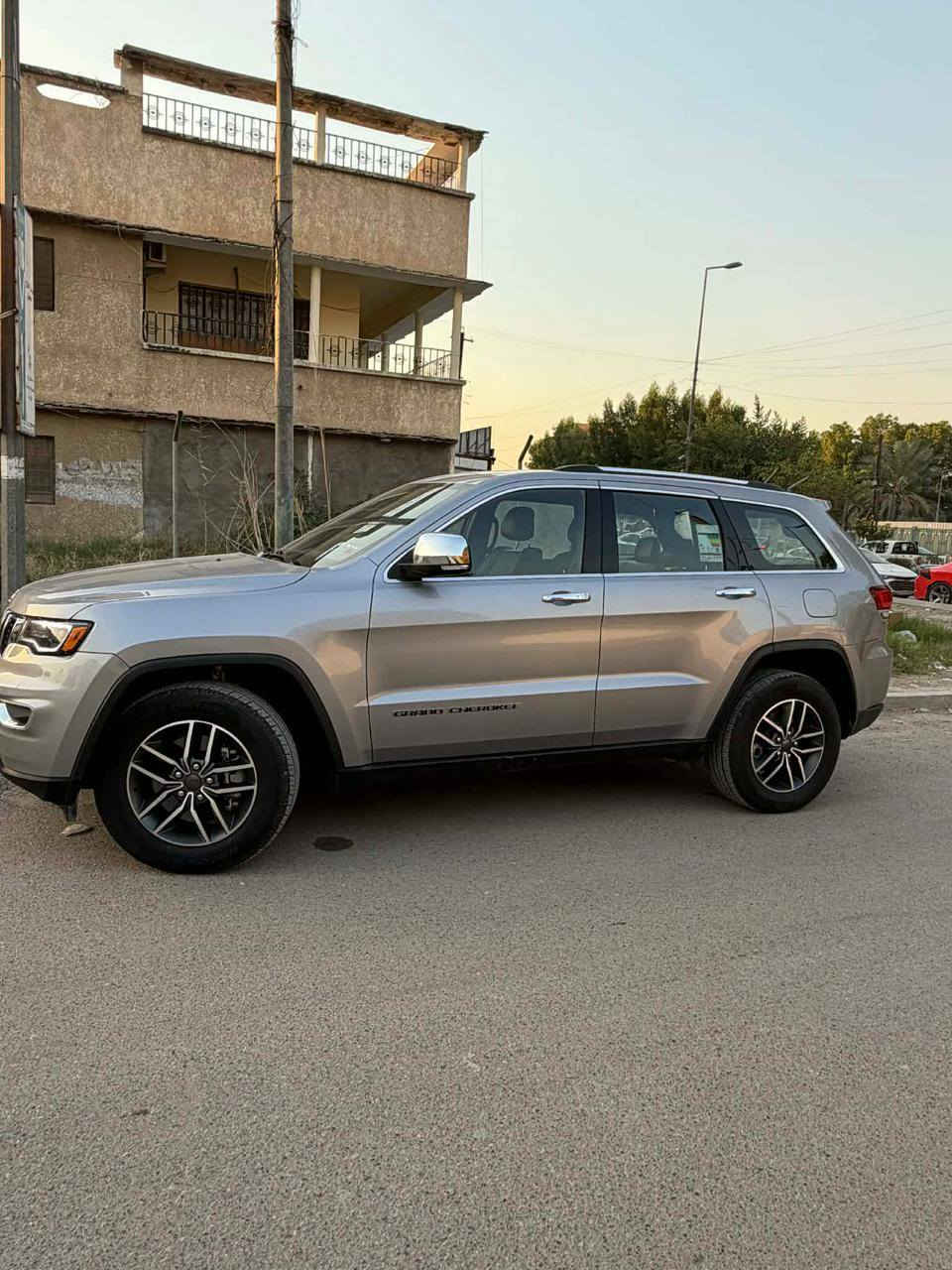 السلام عليكم
جيب شيروكي لمدد
تبديل فقط البنيد اصلي 
نصف باب 

مديل 2021

فول مواصفات 

رقم بغداد تحويل مباشر 

مكان بغداد الدوره 

بدون ايرباك ماشيه 40k

السعر 24500$

***********
