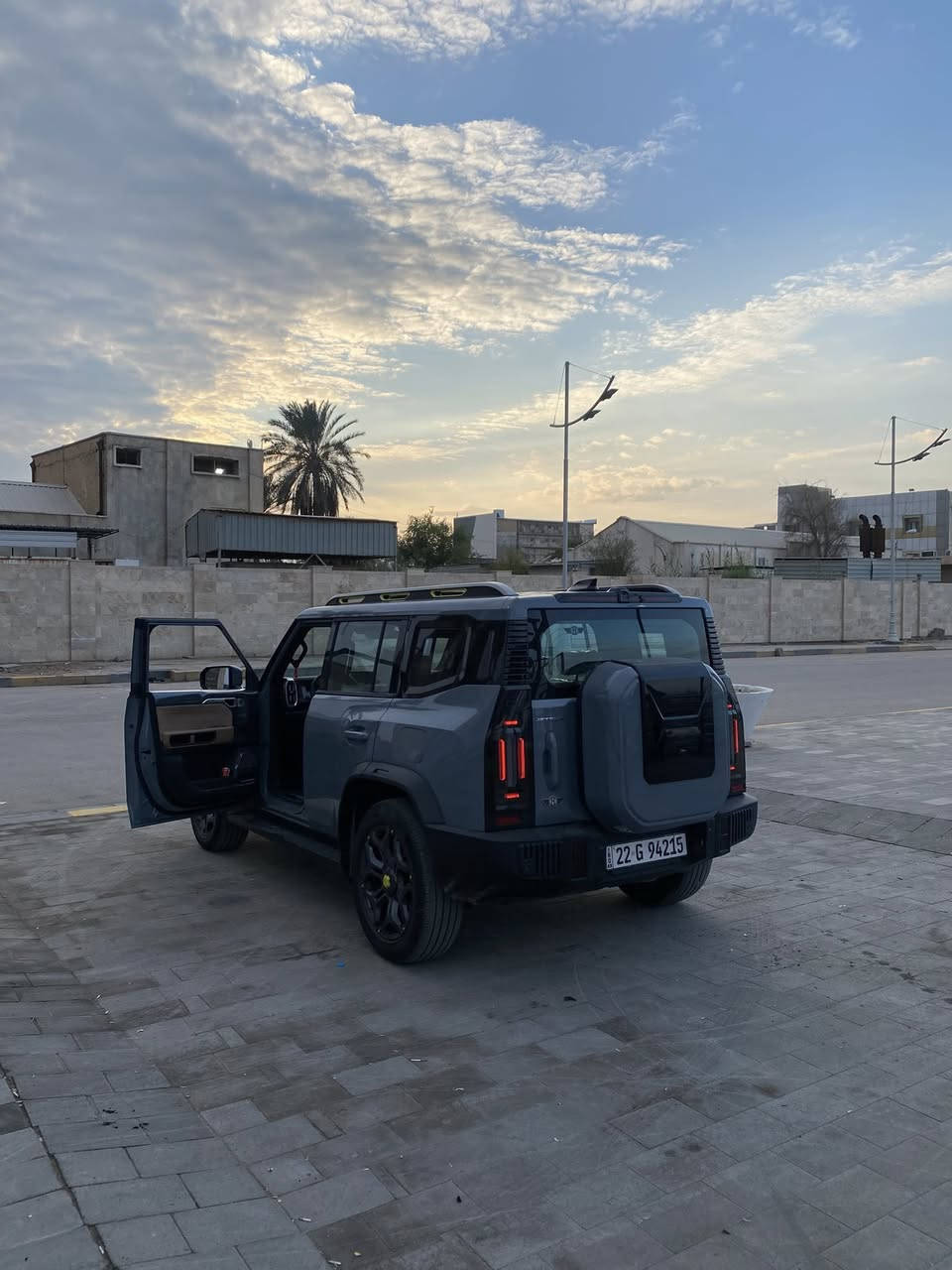 T2 LUXURY جيتور تي تو
الموديل: 2025 كفاله عامه 
الرقم: اربيل 
المحرك: محرك 2.0 لتر تيربو 4 سلندر : 254 حصان
ماشيه (29km)
كاميرات محيطية 540 درجة
• رادار تفاعلي
• نظام التحذير من التصادم الأمامي والخلفي
• نظام تحذير مغادرة المسرب
• نظام المساعدة للبقاء في المسرب
• نظام القيادة شبه الذاتية
• نظام مراقبة النقطة العمياء
• نظام الكبح التلقائي في حالة الطوارئ
• حساسات اصطفاف أمامية وخلفية
• نظام الفرامل اليديوية الأوتوماتيكي (Autohold)
• ماسحات الزجاج الامامي مع حساس تلقائي للمطر
• 6 وسائد هوائية امامية وجانبية عدد
• نظام المكابح المانعة للانغلاق ABS
• نظام التحكم بالثبات ESC
• نظام التحكم بنزول المنحدرات
• نظام مساعد لصعود المرتفعات
المواصفات الداخلية والخارجية:
• شاشة عرض ترفيهية قياس 15.6 إنش
• شاشة عرض معلومات القيادة قياس 10.25 إنش
• نظام ابل كاربلاي واندرويد اوتو
• نظام صوتي فاخر 12 سماعة نوع SONY
• نظام أوامر وتحكم صوتي
• فتحة سقف بانوراما
• مقصورة الركاب من الجلد الفاخر
• مقعد السائق والراكب تبريد
• مقعد السائق والراكب كهربائي
• مقعد السائق والراكب مزود بذاكرة لحفظ 3 وضعيات الجلوس
• إنارة محيطية مع إضاءة ترحيبية
• نظام تقليل الضجيج داخل المقصورة النشط
• شاحن هاتف لاسلكي سريع
• الأضواء الأمامية والخلفية أوتوماتيكية ليد (LED)

السعر 275 وبيه مجال 
الرقم : ***********
عنوان : البصره / ياسين خريبط
