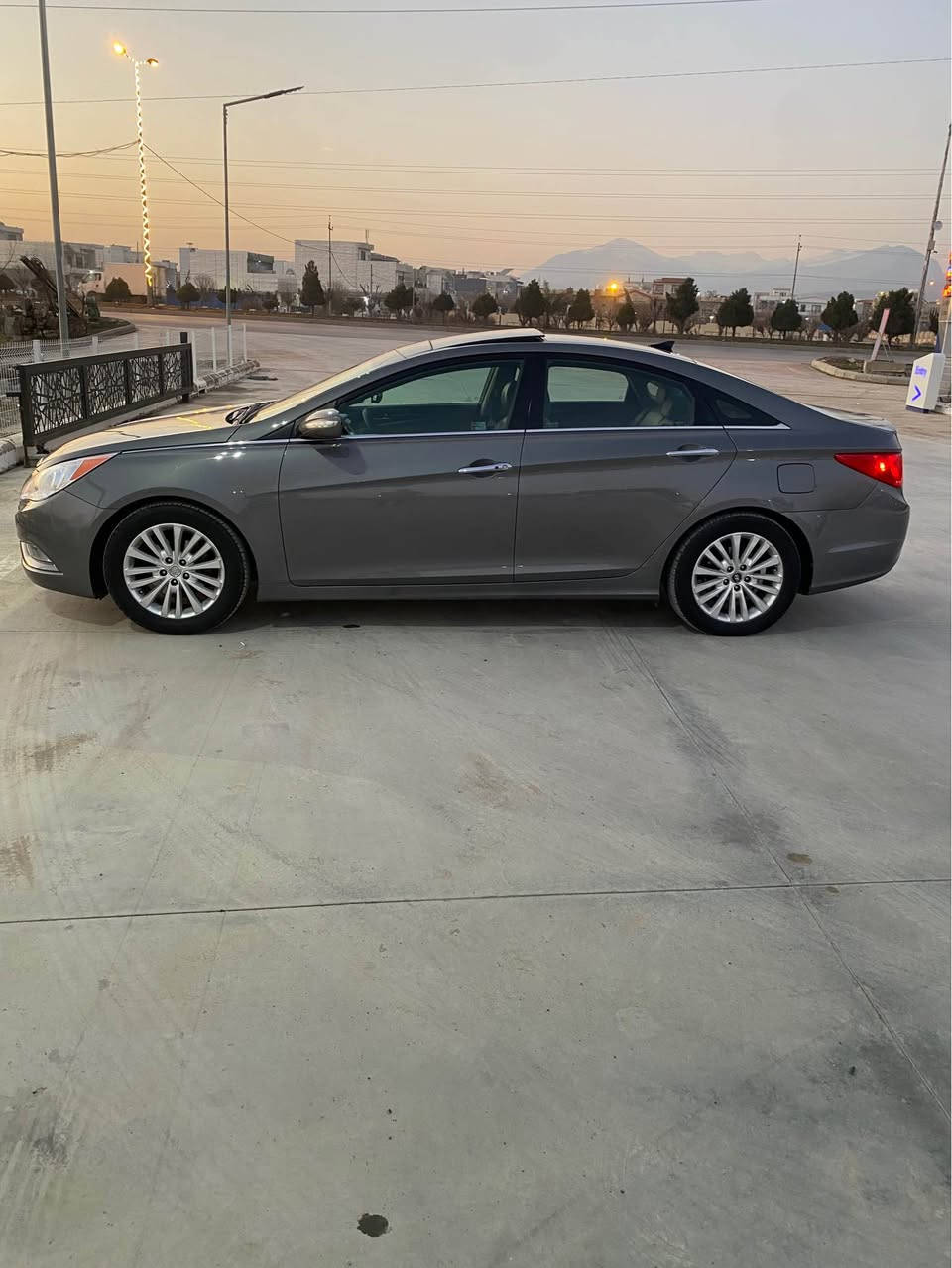 ***********
سياره كه ئه ورو پيه بيره قه مه له ئه و رو پا هاتوه 
 تاقانه يه تاقانه به س ماشا الله ي ده وي 
فول فول مواسه فات 
 پانوراما واتا سه قف شوشه
 كوشني پيشي دواوه ي هيته ره ٤ كوشن هيته ر
 به سمه يه  كوشن جلدو ئاوينه شه فت 
 بؤياغي نيه شوختي نيه ساغه هه مو گياني لؤكه 
 گيرو مه كينه ي نه كراوه ته وه به شه رت 
هه ر چوار جامي ره قه مي سياره كه ي له سه ره به زه مان ئه و رو پيه  هه مو ناو ده ر گايه كاني ره قه مي شانسي له سه ره  ئيستراته 
 هه مو گياني له سه ر ده قي شه ريكه يه 
  موديلي 2012 يه به مانگ ده بيته سئزده
 سياره كه روبه رو زور جوان تره ره نگي زور تايبه ته 
 نرخ   87 و محامه له يه 
   ***********   ڤايبه ر وات سا بي له سه ره 
      
        سؤناتا  له وه پاك تر نيه به س ماشا الله رانية, السليمانية
