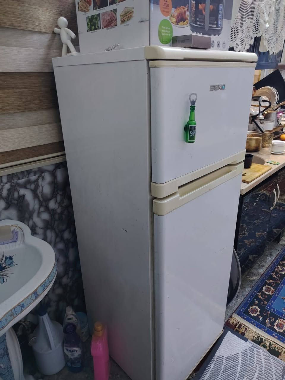 السلام عليكم غراض للبيع تخم وثلاجه مكان الدوره التخم جديد موسوكي بي عيب بس الرجل مكسوره والثلاجه كل تصليح مابيها وتجميدها فول وطباخ مثل ماواضح بصوره مصري الباب مالته ميطبك مال 💰 فرن. للستفسار ***********
