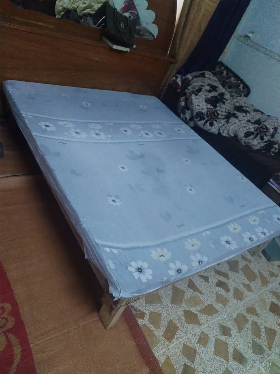 كشن خشب ثقيل بيع مستعجل 30
مكان جانب الايمن ***********+***********
